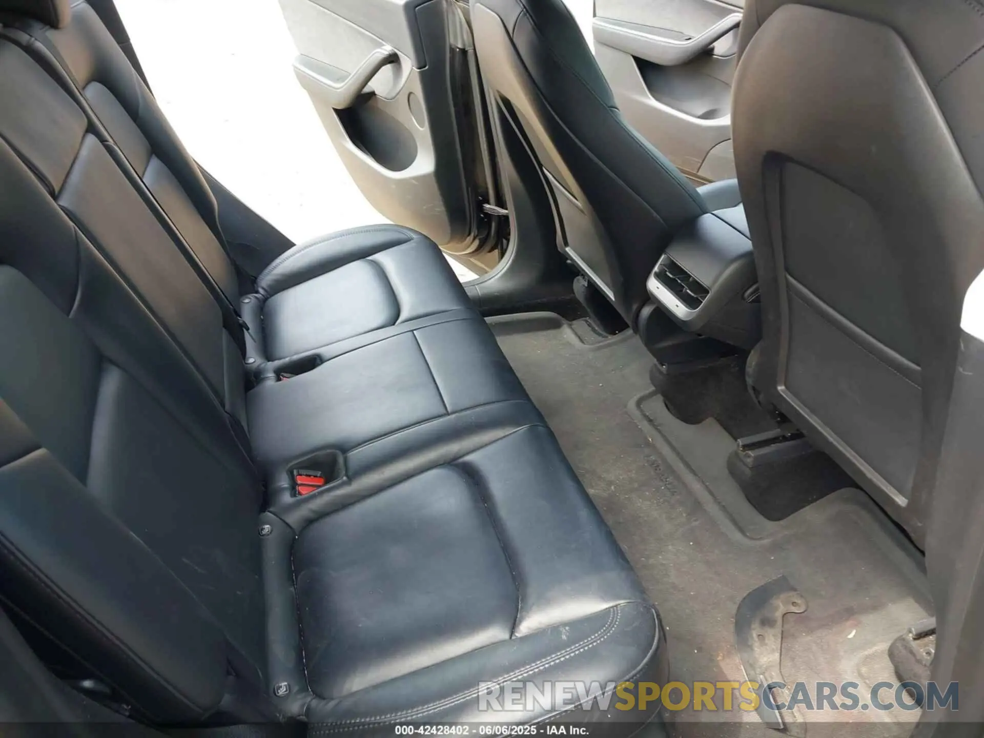 8 Photograph of a damaged car 5YJYGDEE0MF286465 TESLA MODEL Y 2021