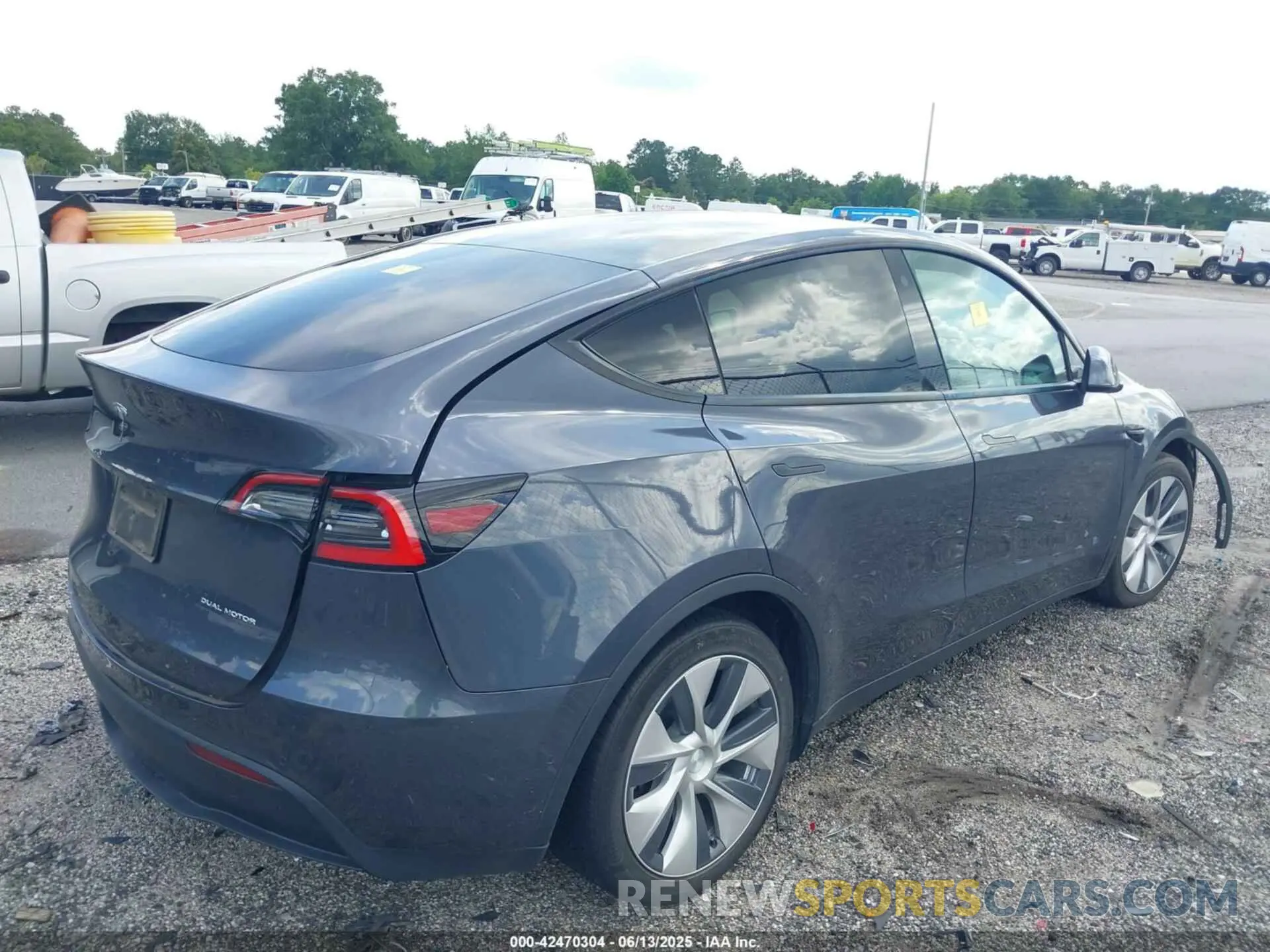 4 Photograph of a damaged car 5YJYGDEE1MF083326 TESLA MODEL Y 2021
