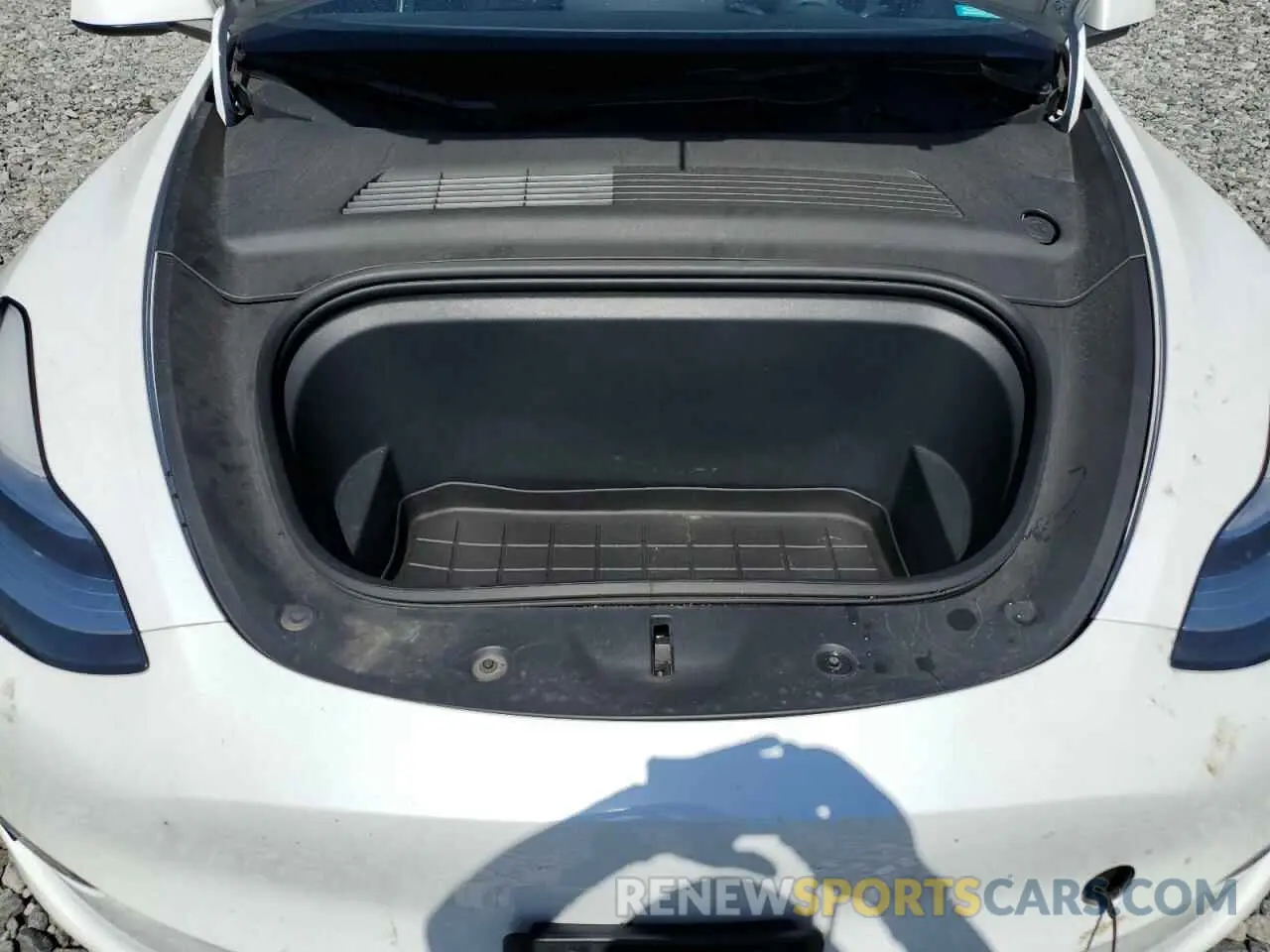 11 Photograph of a damaged car 5YJYGDEE1MF119872 TESLA MODEL Y 2021