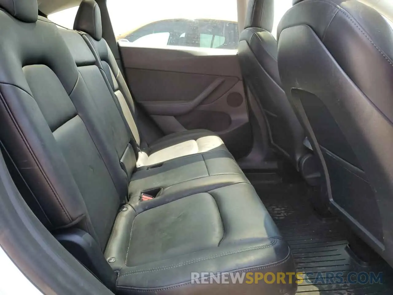 10 Photograph of a damaged car 5YJYGDEE1MF131536 TESLA MODEL Y 2021