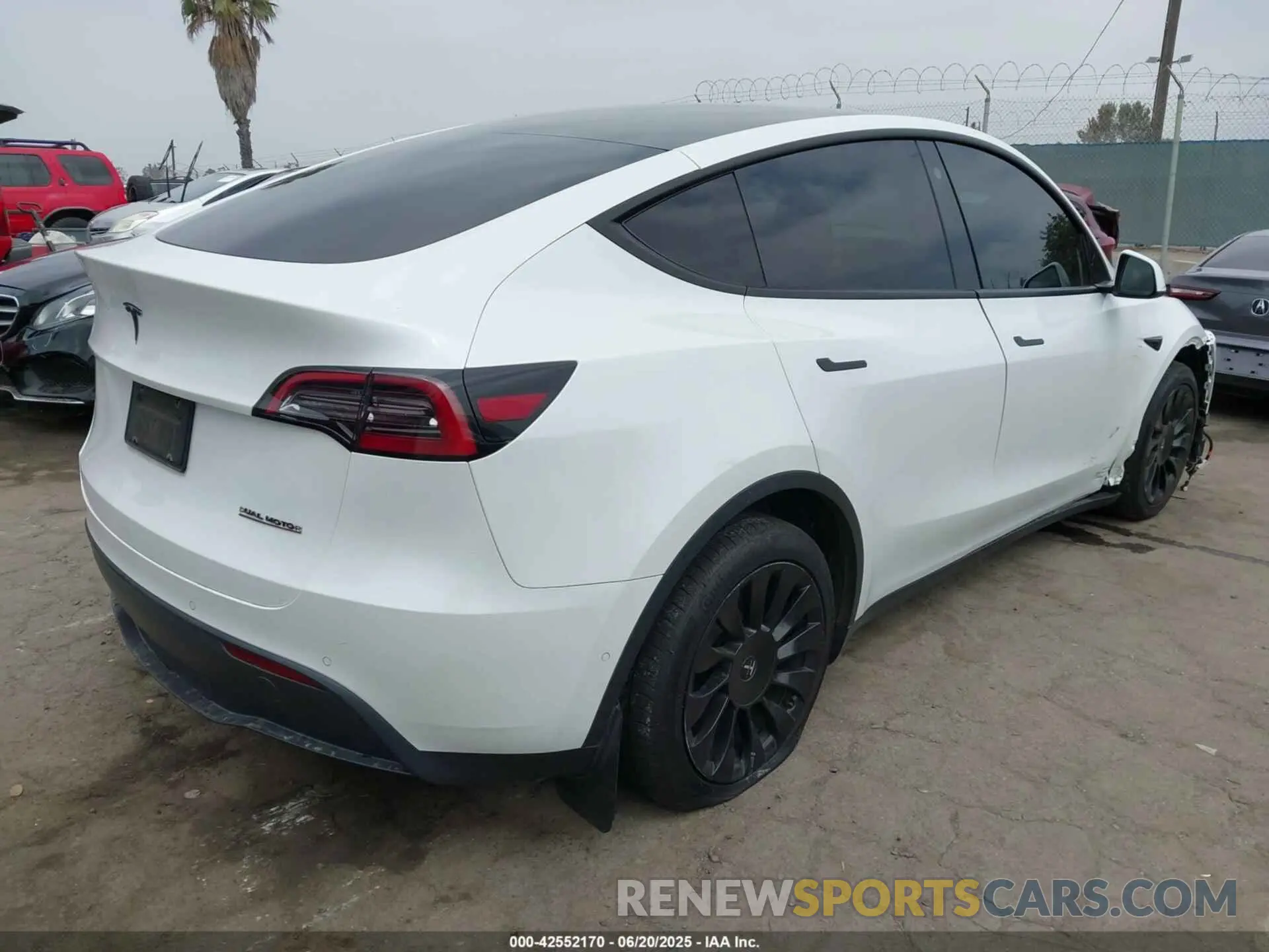 4 Photograph of a damaged car 5YJYGDEE1MF146540 TESLA MODEL Y 2021