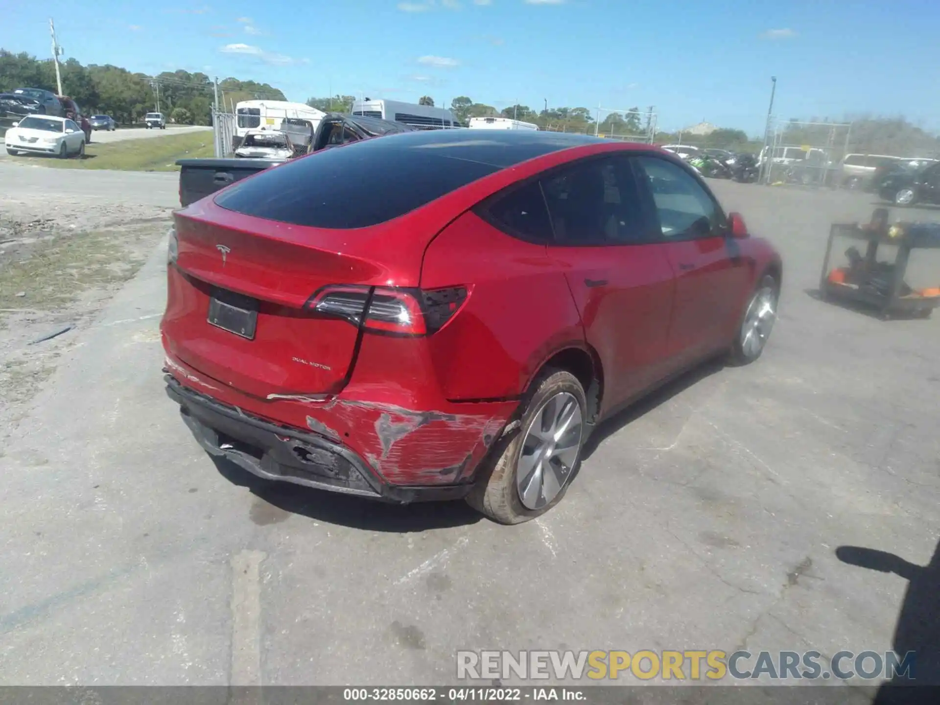 4 Photograph of a damaged car 5YJYGDEE1MF186777 TESLA MODEL Y 2021