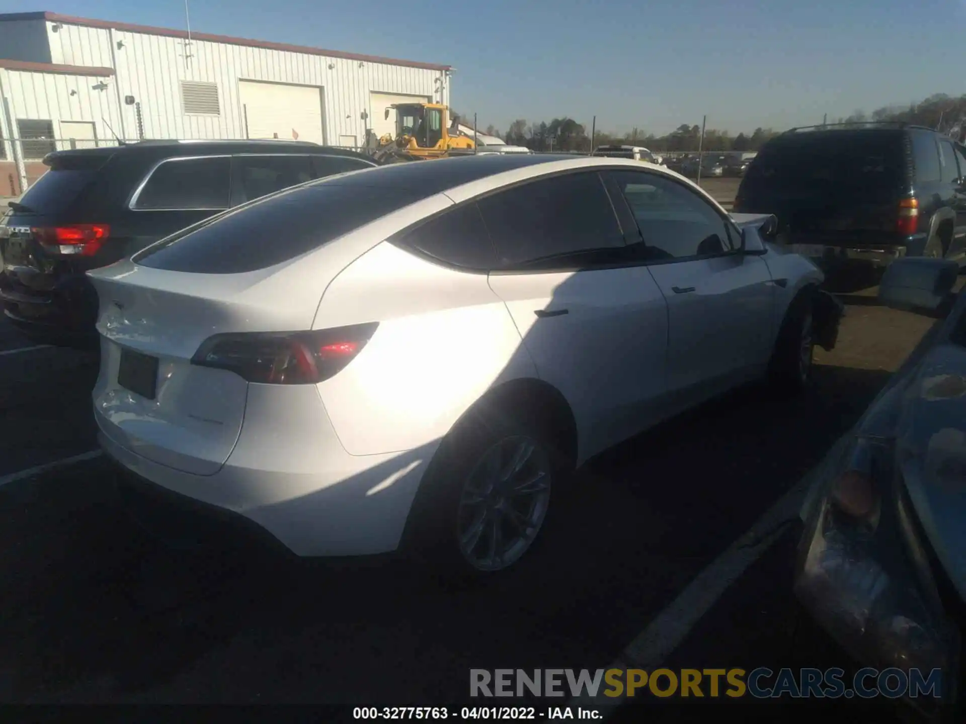 4 Photograph of a damaged car 5YJYGDEE1MF200256 TESLA MODEL Y 2021