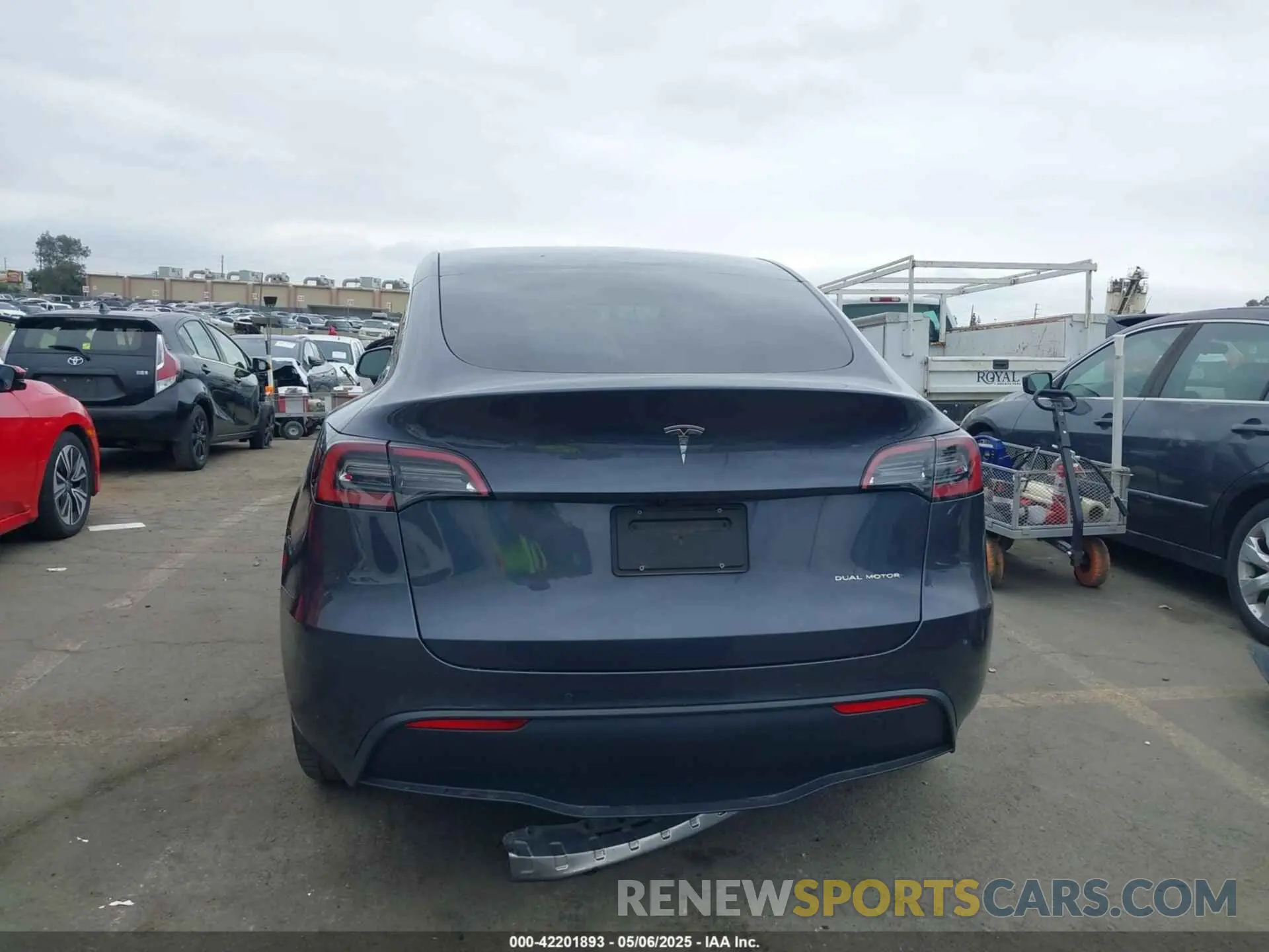 17 Photograph of a damaged car 5YJYGDEE1MF217929 TESLA MODEL Y 2021