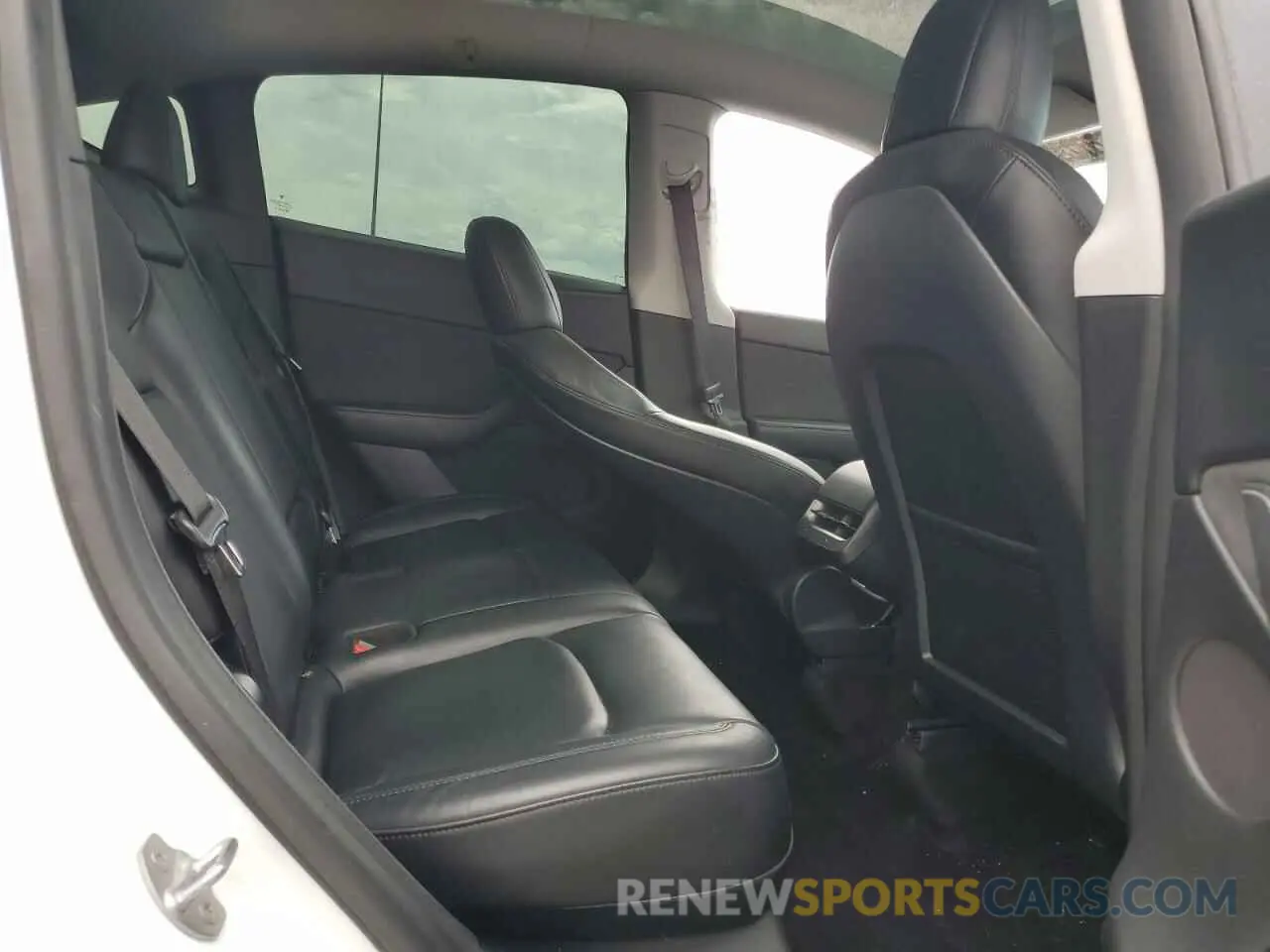 11 Photograph of a damaged car 5YJYGDEE1MF232253 TESLA MODEL Y 2021