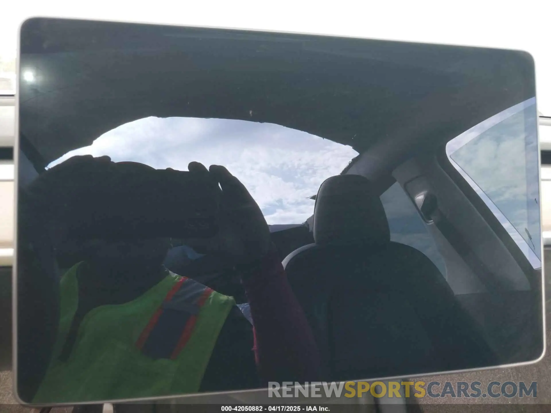17 Photograph of a damaged car 5YJYGDEE1MF265611 TESLA MODEL Y 2021