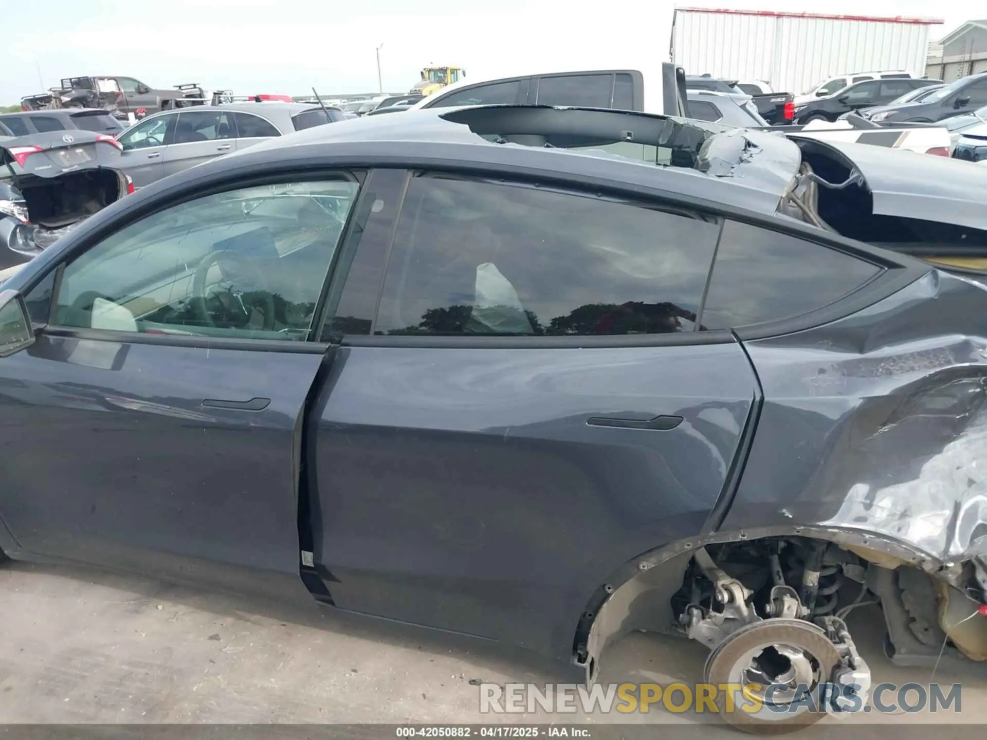 18 Photograph of a damaged car 5YJYGDEE1MF265611 TESLA MODEL Y 2021