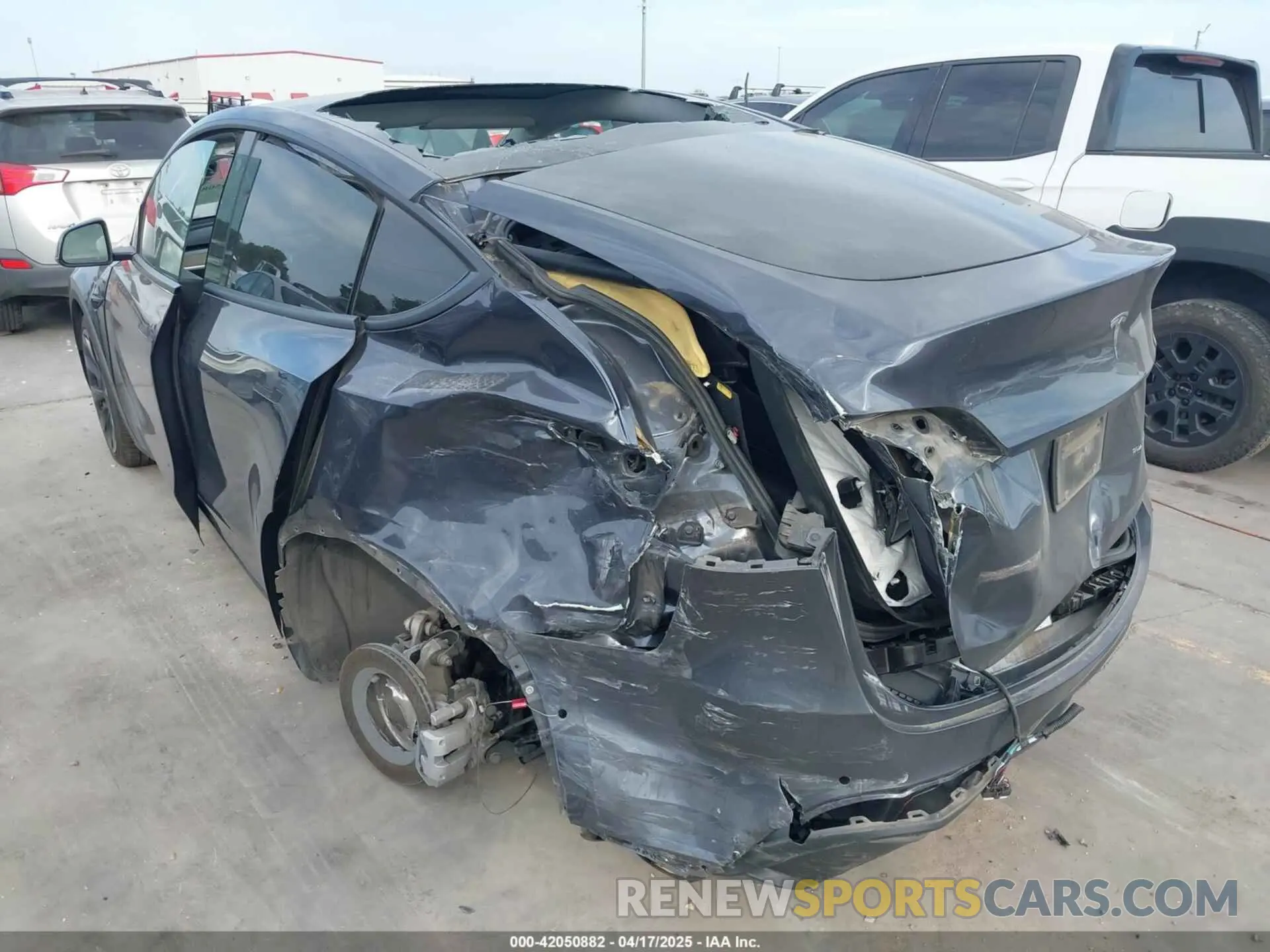 3 Photograph of a damaged car 5YJYGDEE1MF265611 TESLA MODEL Y 2021