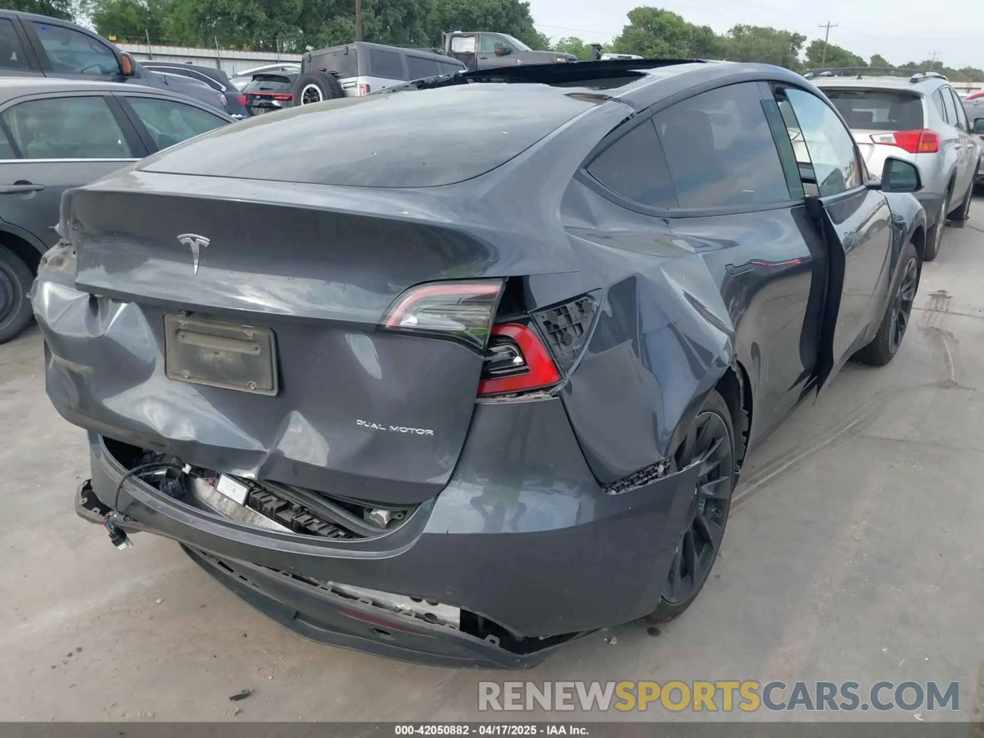 4 Photograph of a damaged car 5YJYGDEE1MF265611 TESLA MODEL Y 2021