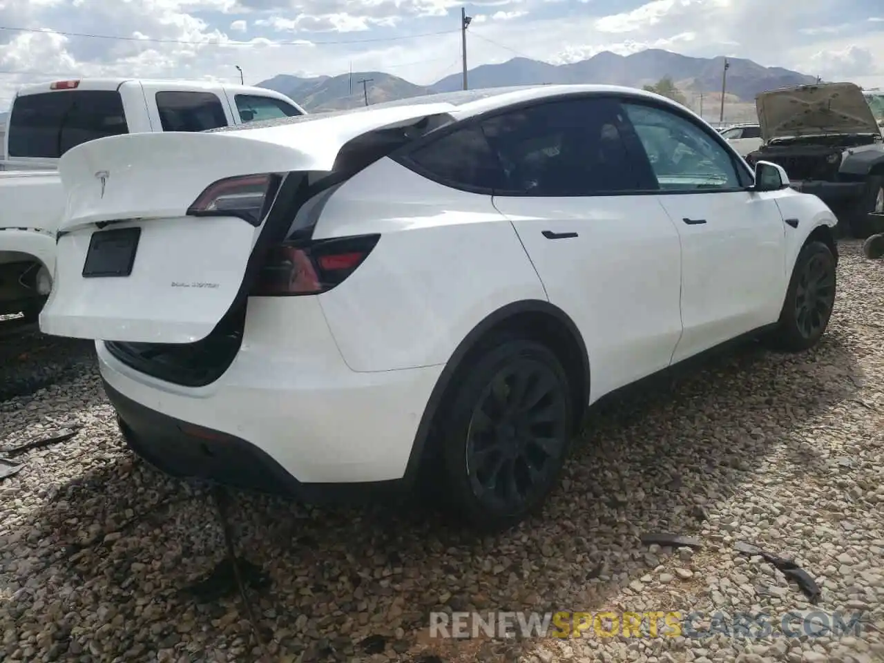 4 Photograph of a damaged car 5YJYGDEE1MF266760 TESLA MODEL Y 2021