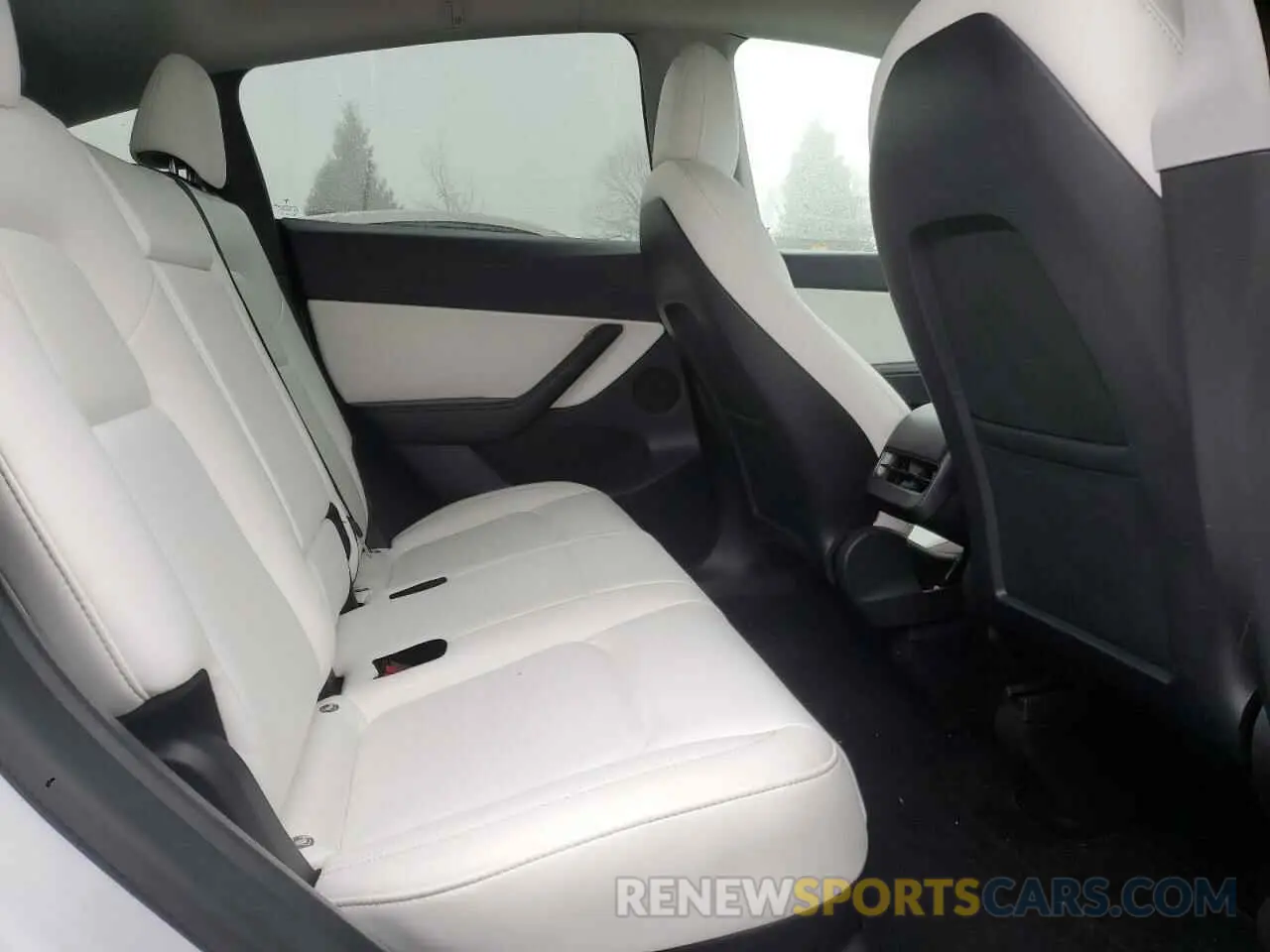 11 Photograph of a damaged car 5YJYGDEE1MF267004 TESLA MODEL Y 2021
