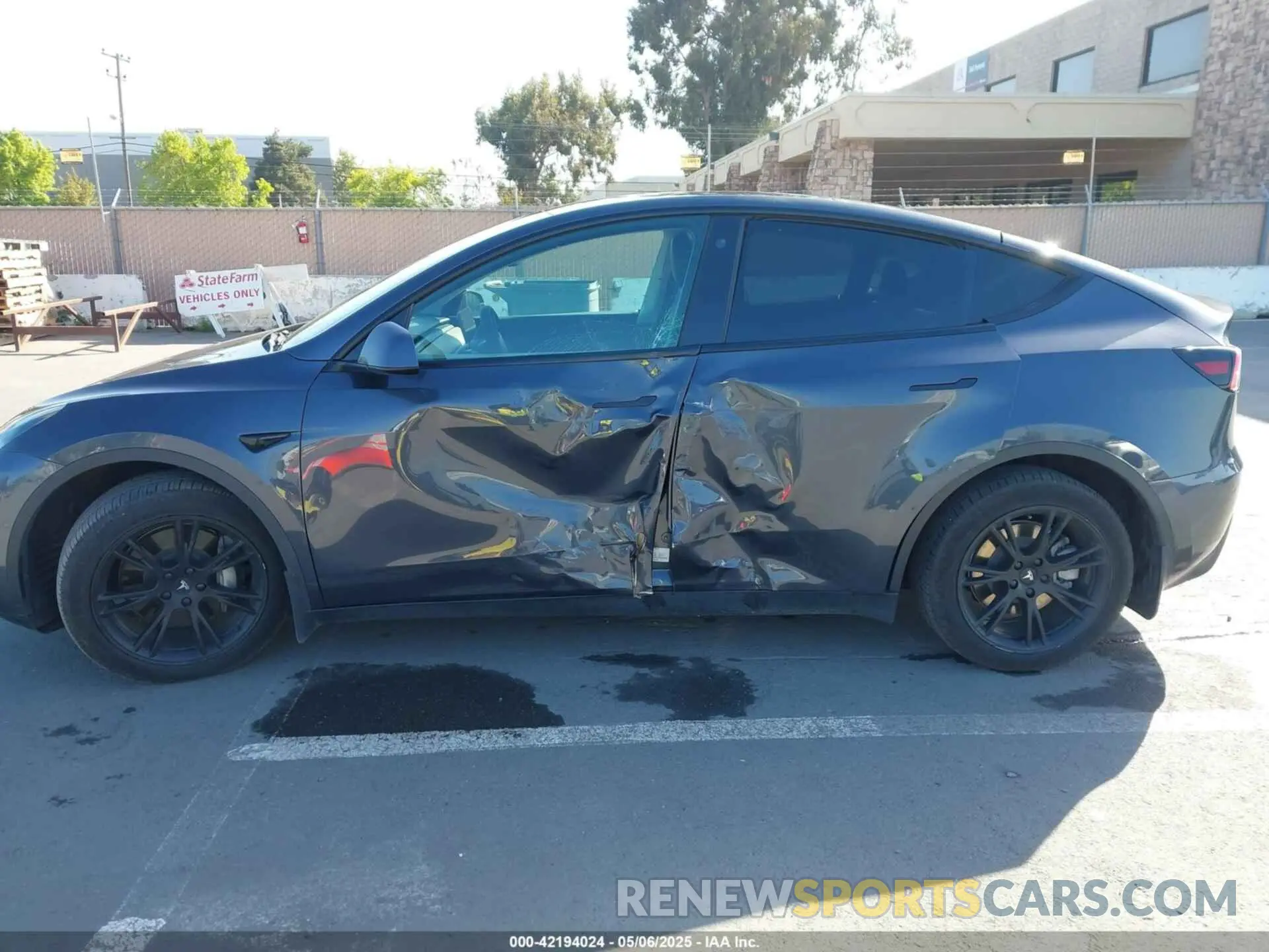 14 Photograph of a damaged car 5YJYGDEE1MF273420 TESLA MODEL Y 2021