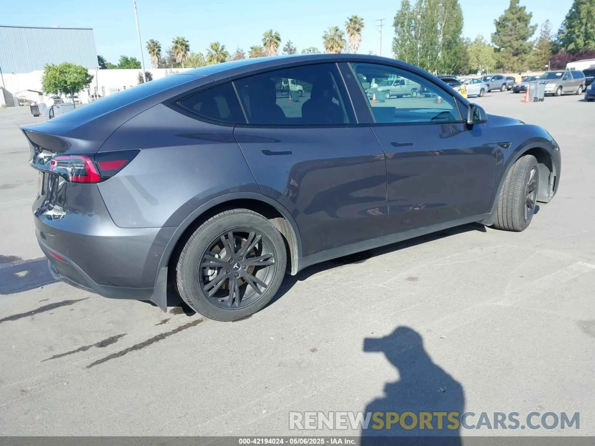 4 Photograph of a damaged car 5YJYGDEE1MF273420 TESLA MODEL Y 2021