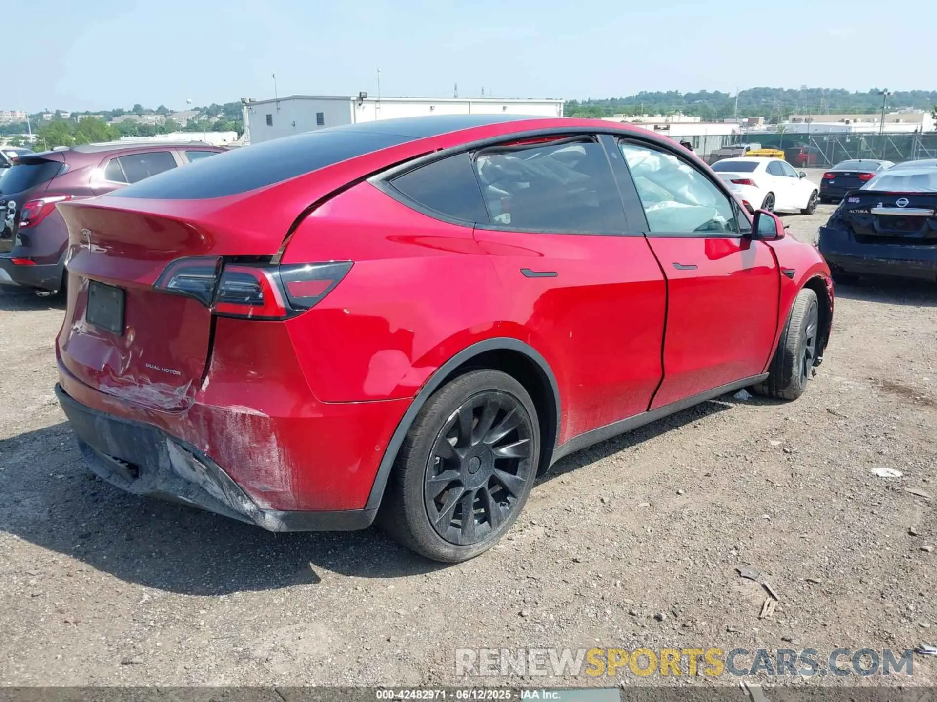 4 Photograph of a damaged car 5YJYGDEE2MF062405 TESLA MODEL Y 2021