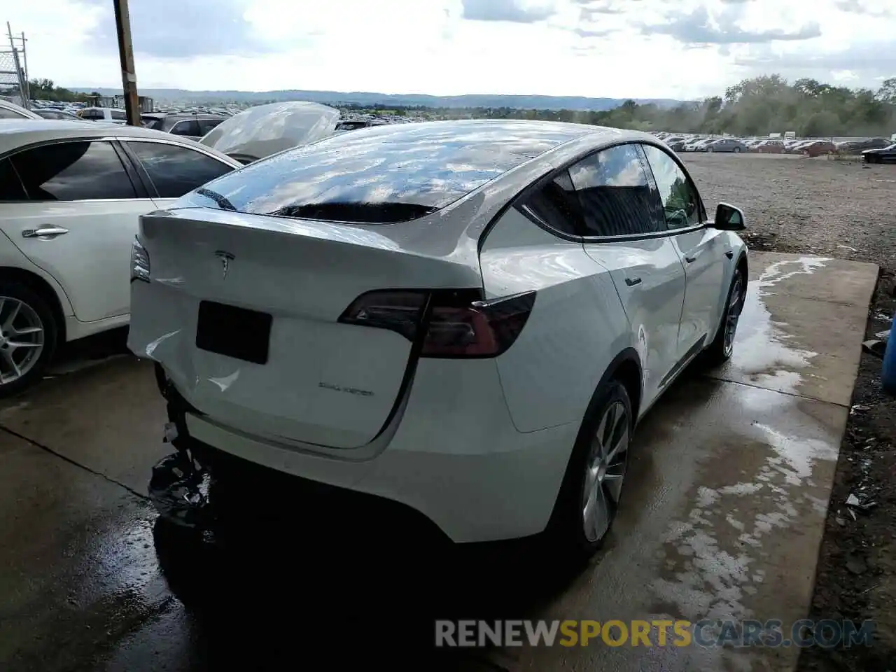 4 Photograph of a damaged car 5YJYGDEE2MF083092 TESLA MODEL Y 2021