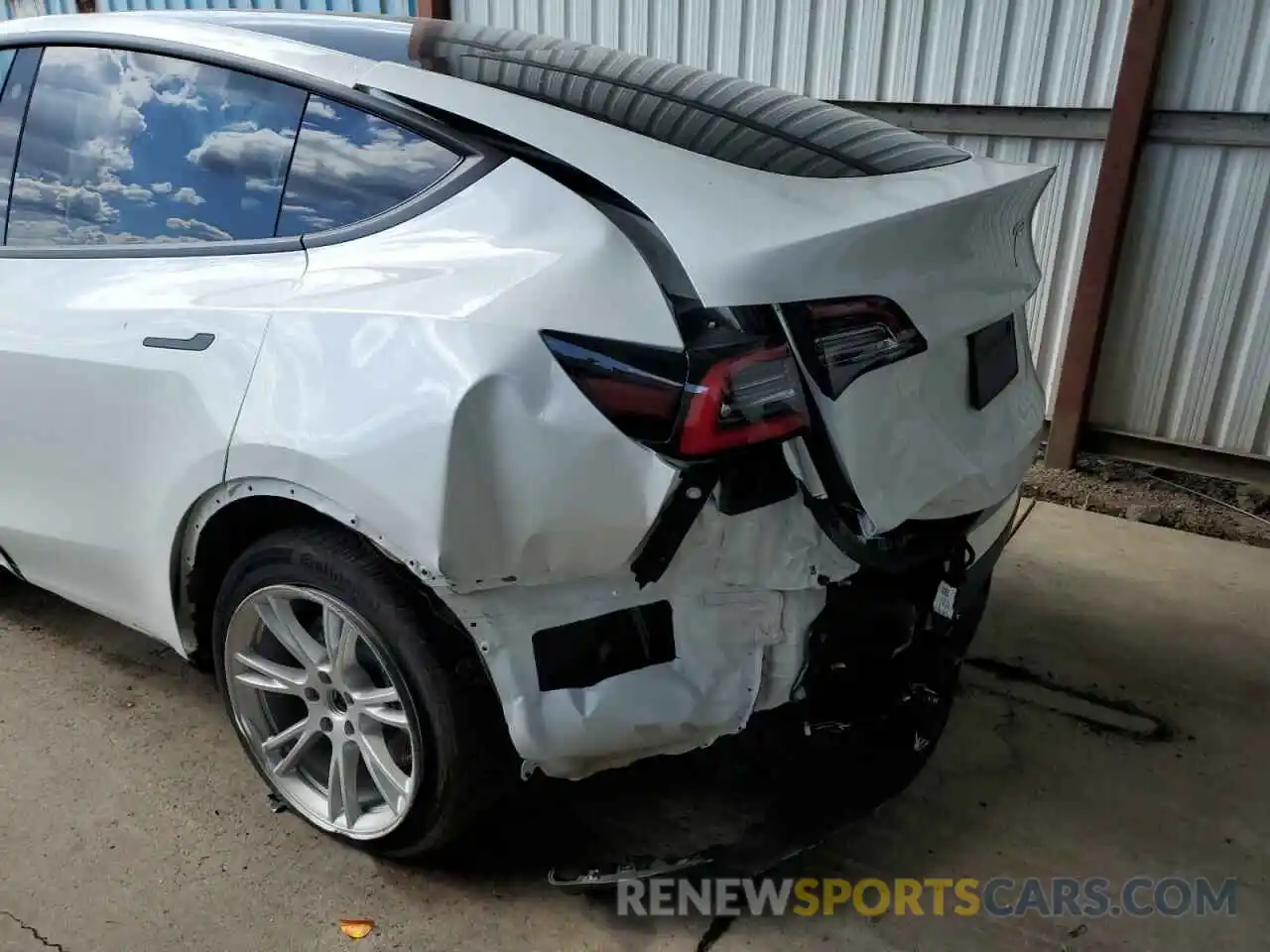 9 Photograph of a damaged car 5YJYGDEE2MF083092 TESLA MODEL Y 2021