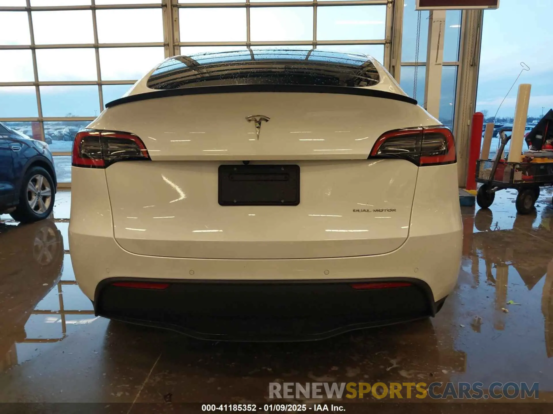 17 Photograph of a damaged car 5YJYGDEE2MF084839 TESLA MODEL Y 2021