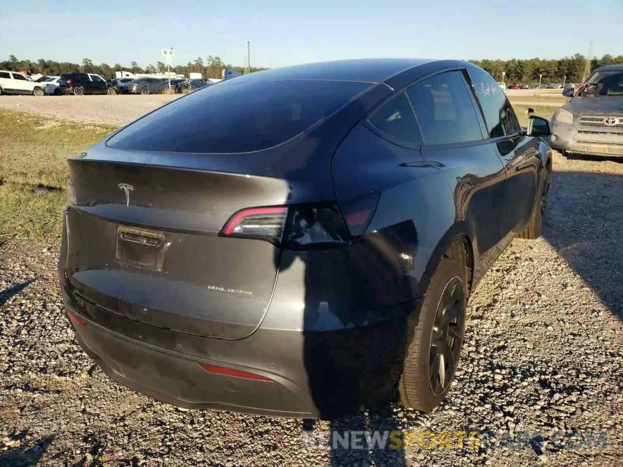 4 Photograph of a damaged car 5YJYGDEE2MF091127 TESLA MODEL Y 2021