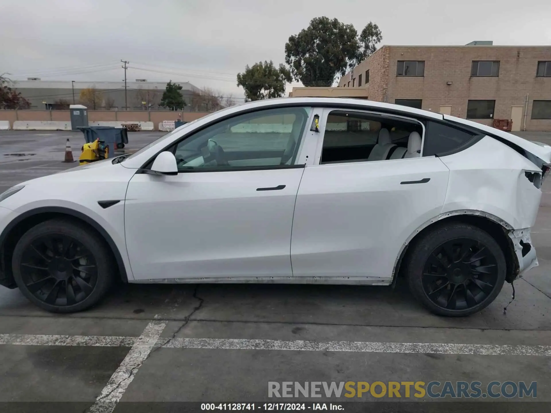 15 Photograph of a damaged car 5YJYGDEE2MF095744 TESLA MODEL Y 2021