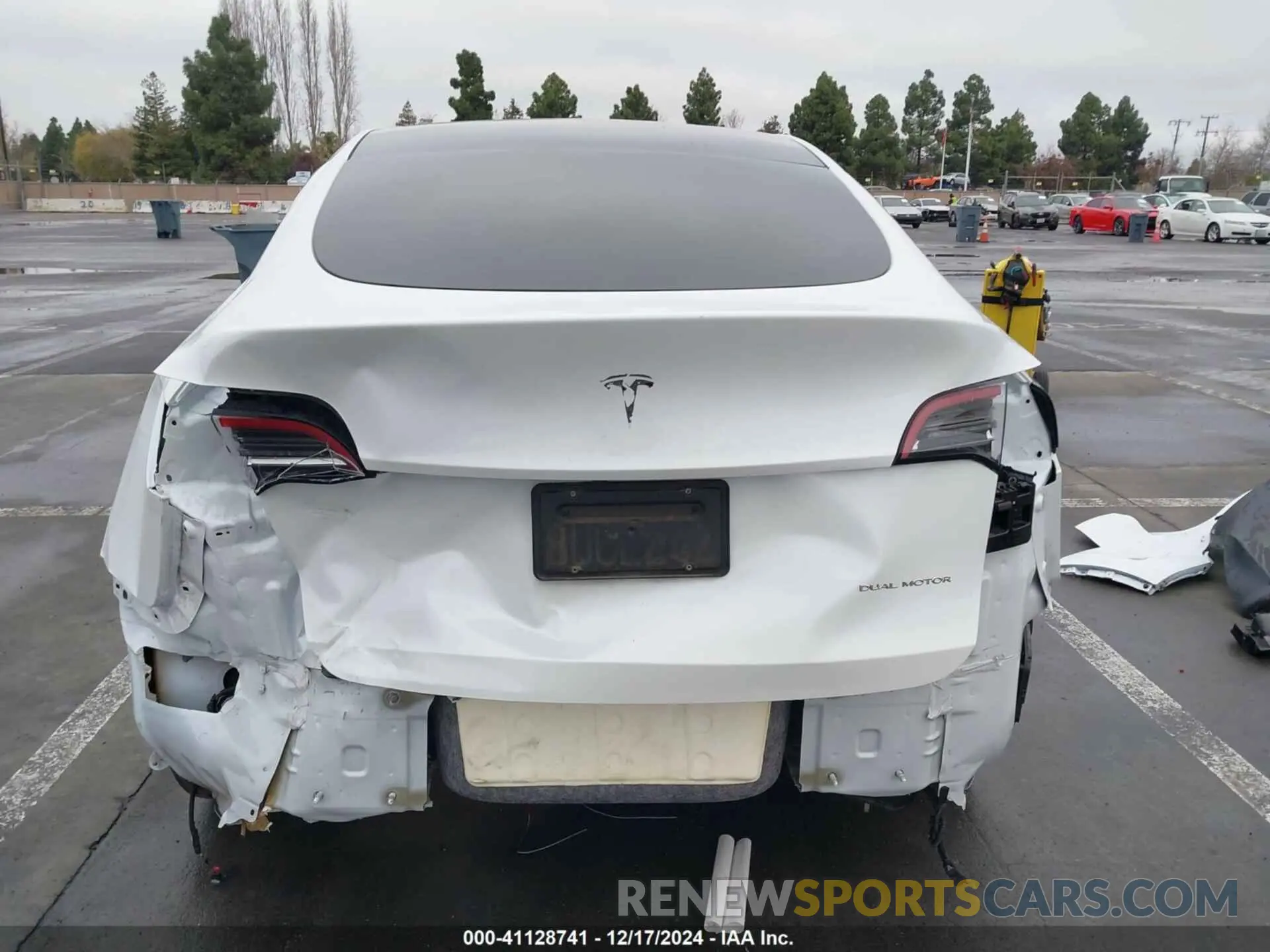 17 Photograph of a damaged car 5YJYGDEE2MF095744 TESLA MODEL Y 2021