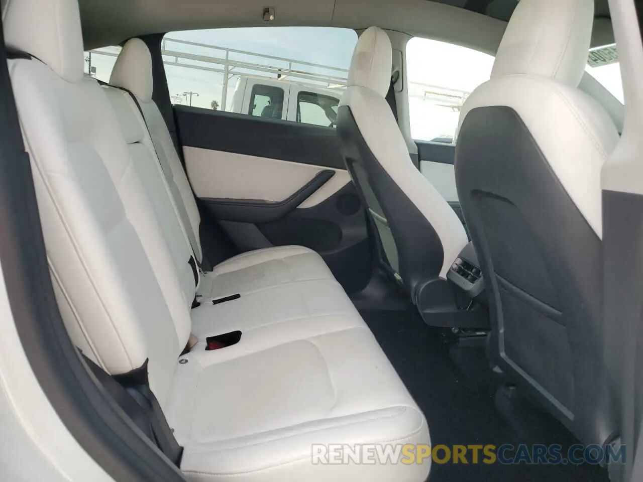 11 Photograph of a damaged car 5YJYGDEE2MF102868 TESLA MODEL Y 2021