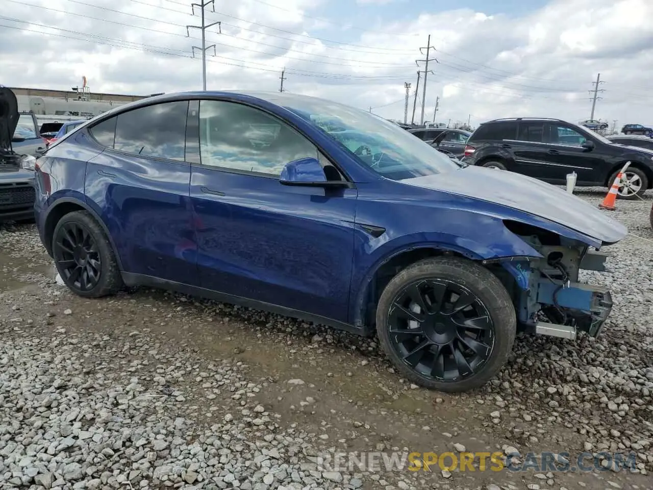 4 Photograph of a damaged car 5YJYGDEE2MF118357 TESLA MODEL Y 2021