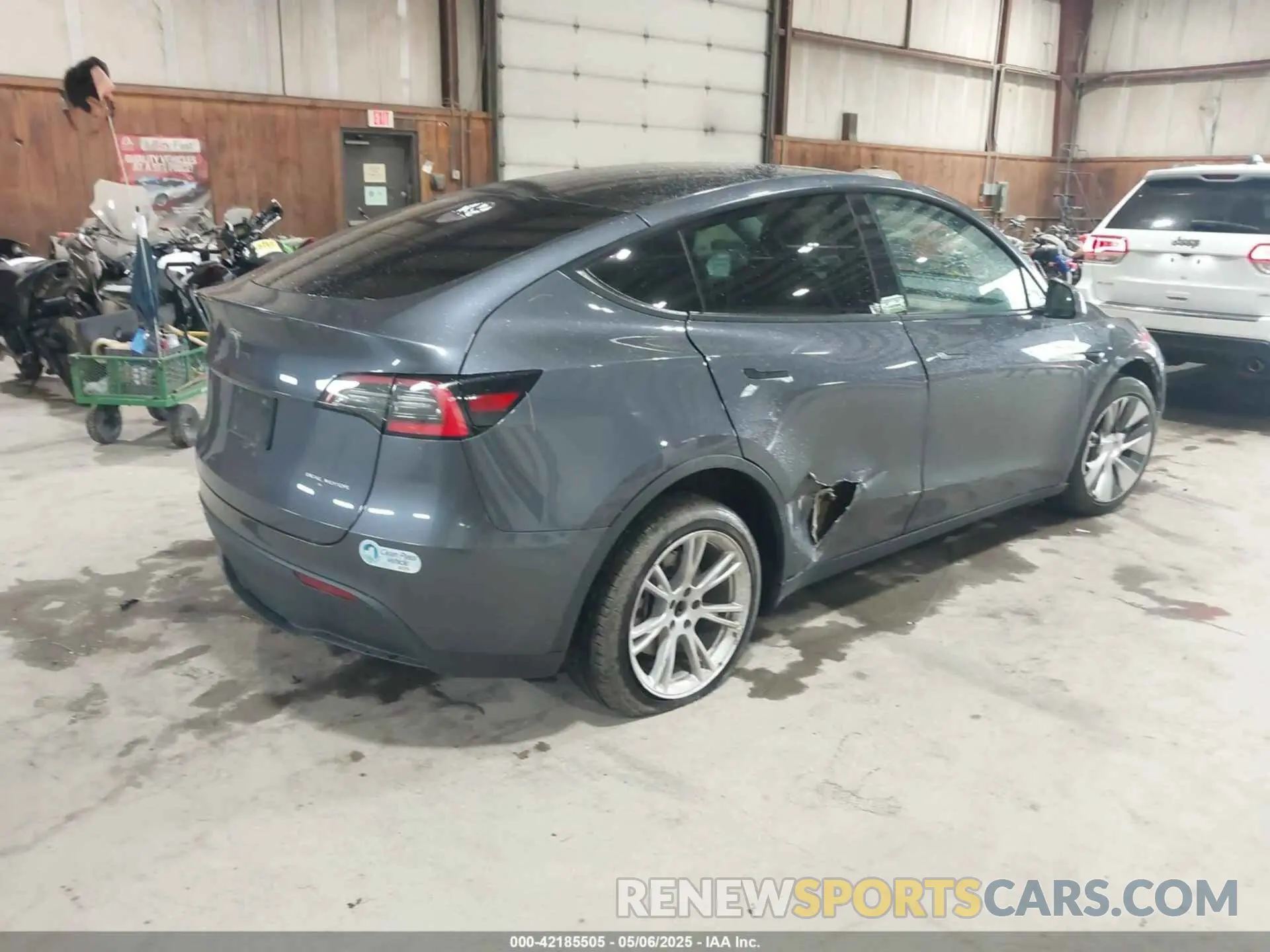 4 Photograph of a damaged car 5YJYGDEE2MF121792 TESLA MODEL Y 2021