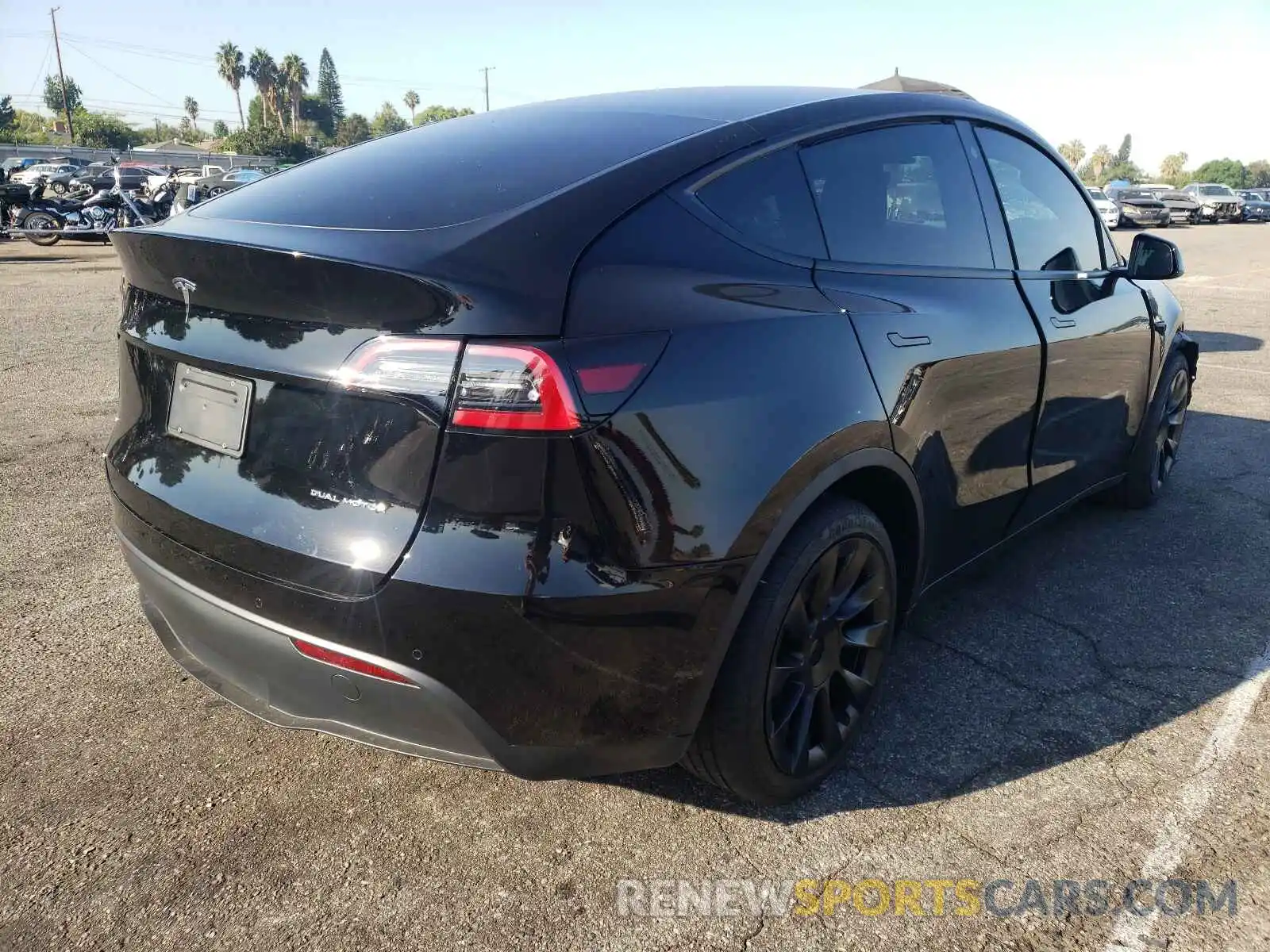 4 Photograph of a damaged car 5YJYGDEE2MF180597 TESLA MODEL Y 2021