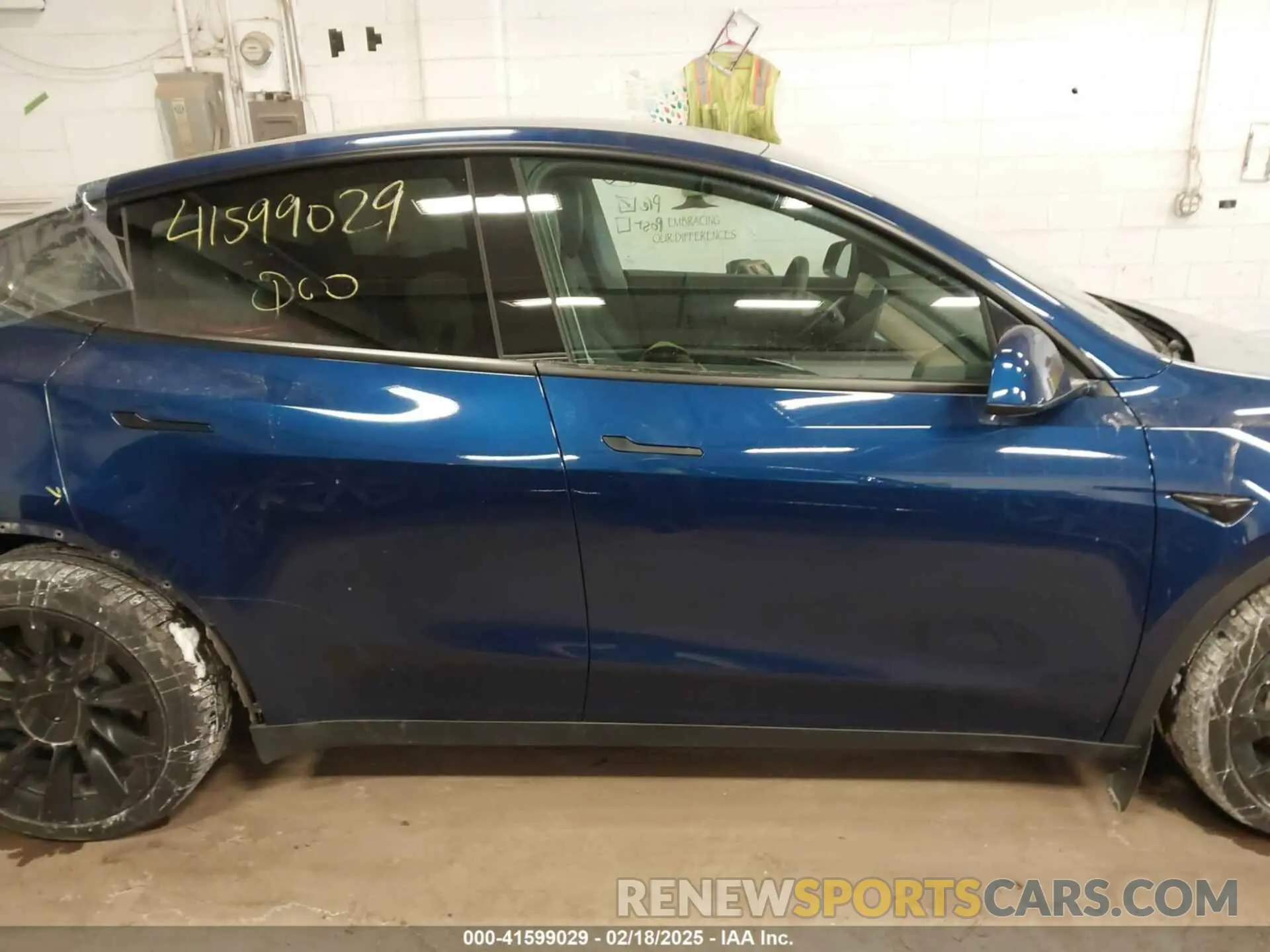 14 Photograph of a damaged car 5YJYGDEE2MF185945 TESLA MODEL Y 2021