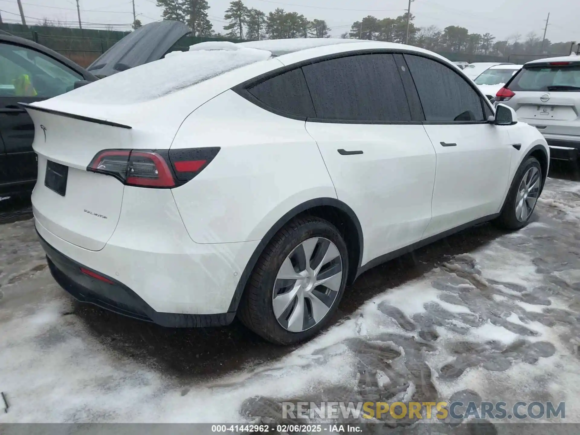 4 Photograph of a damaged car 5YJYGDEE2MF197691 TESLA MODEL Y 2021