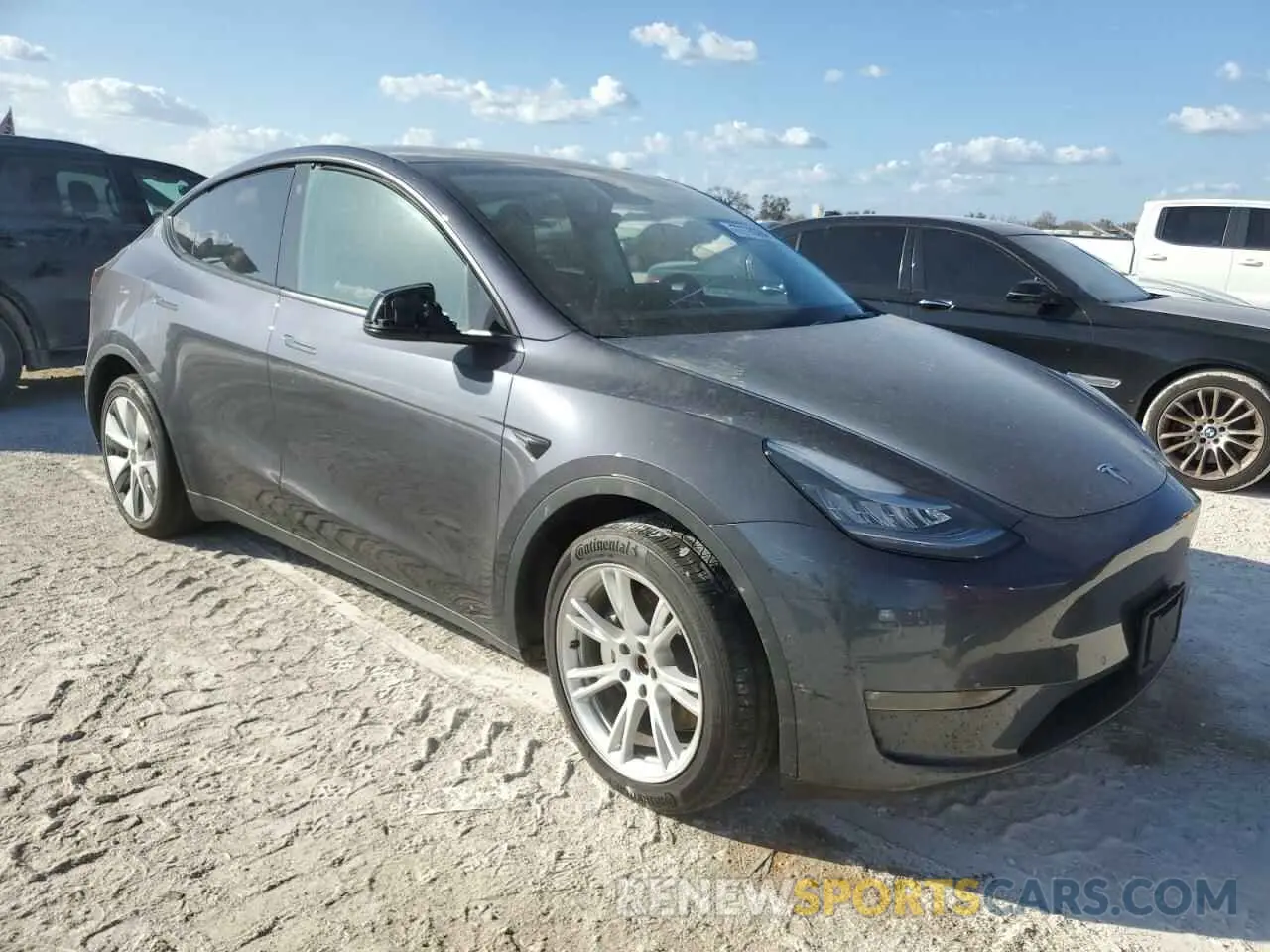 4 Photograph of a damaged car 5YJYGDEE2MF200668 TESLA MODEL Y 2021
