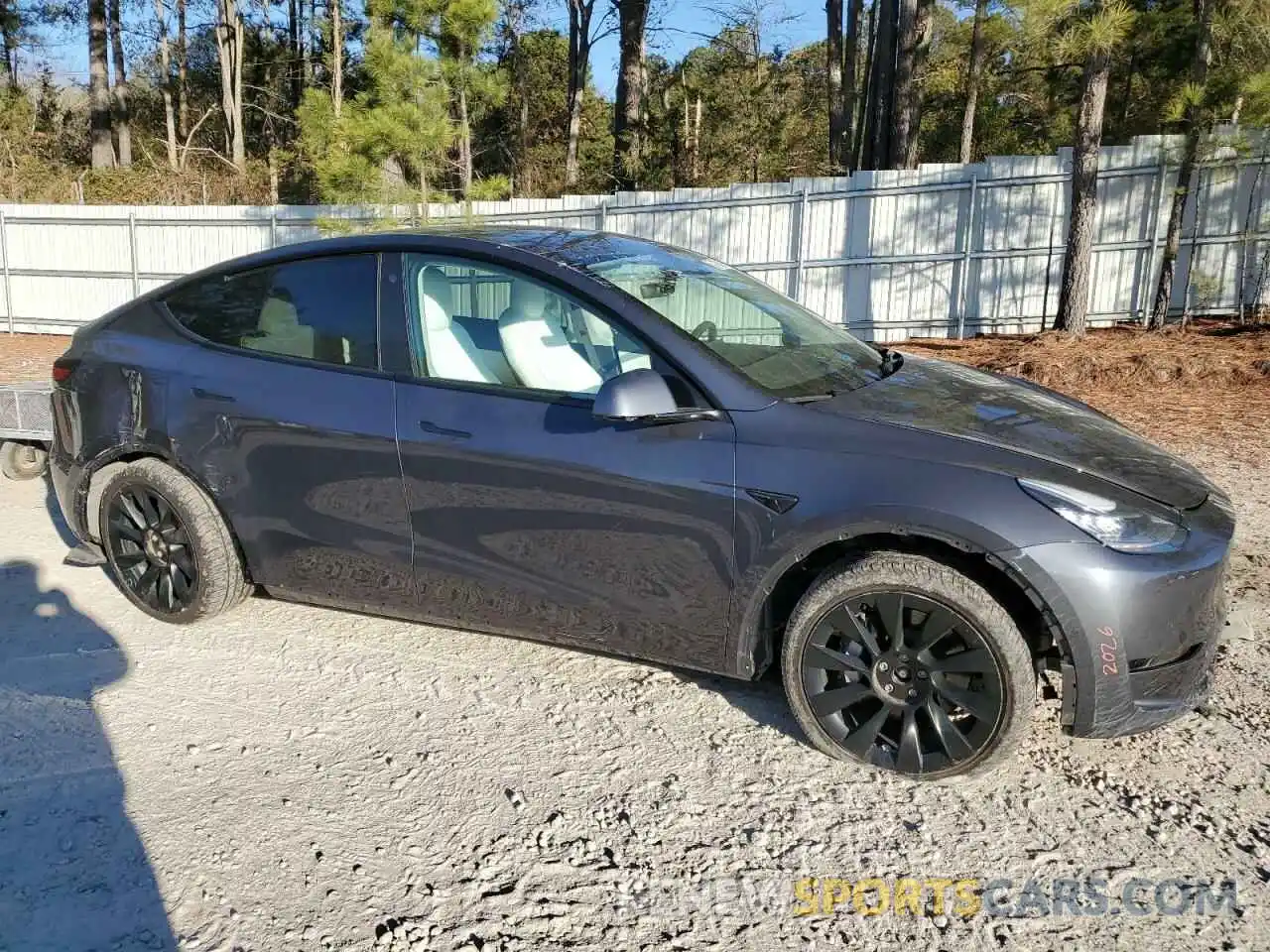 4 Photograph of a damaged car 5YJYGDEE2MF267805 TESLA MODEL Y 2021