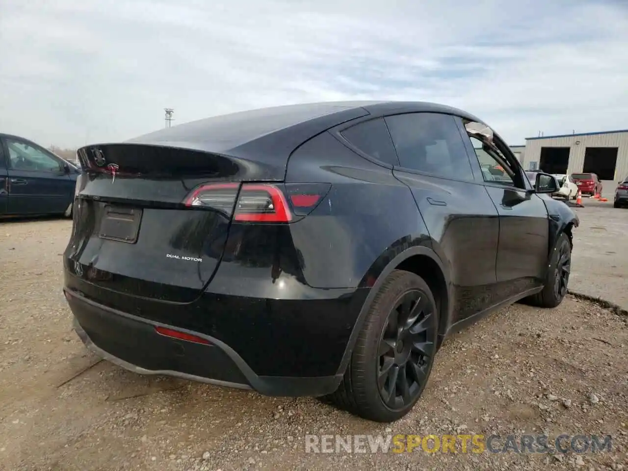 4 Photograph of a damaged car 5YJYGDEE3MF065085 TESLA MODEL Y 2021