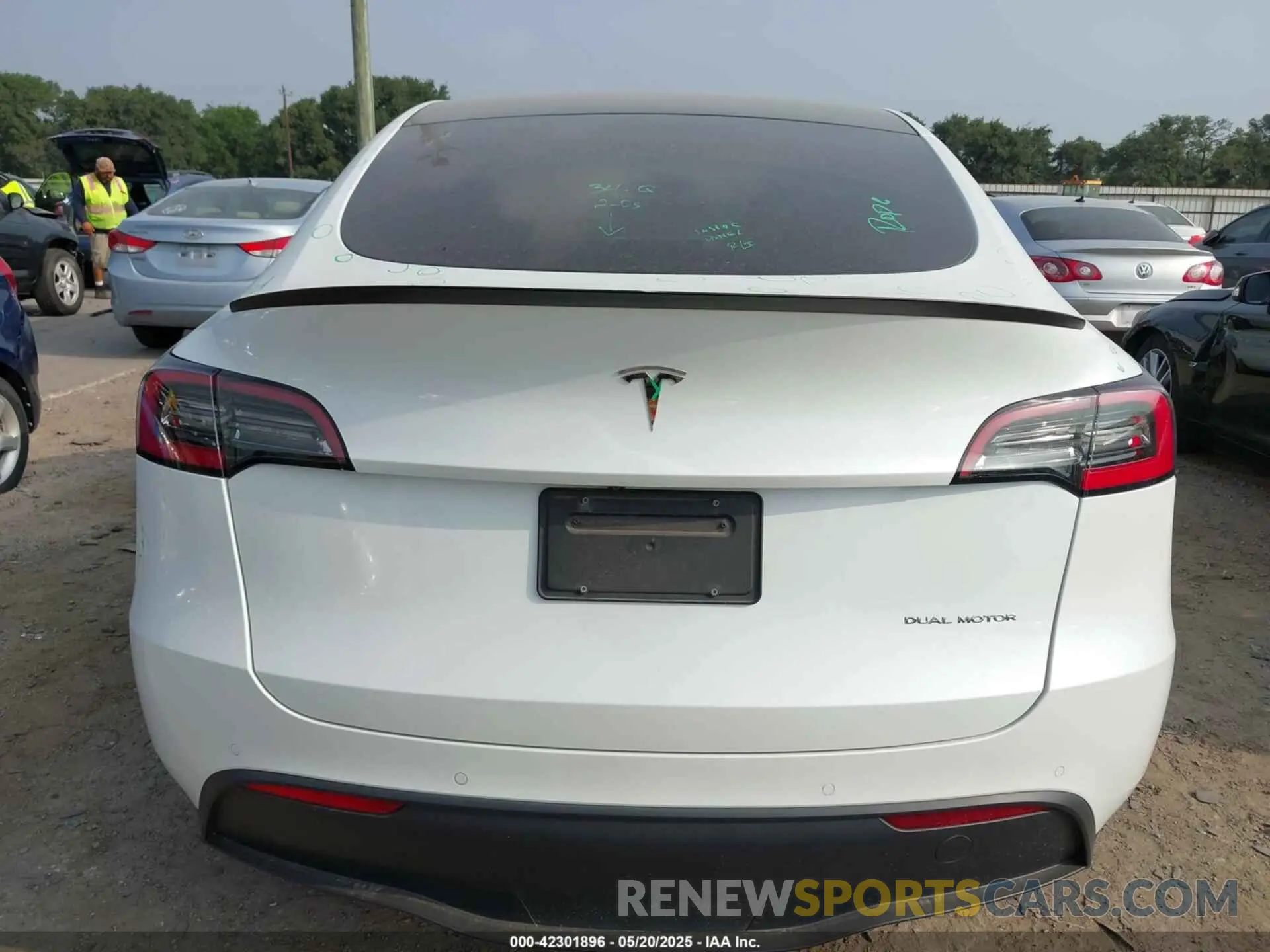 15 Photograph of a damaged car 5YJYGDEE3MF068472 TESLA MODEL Y 2021