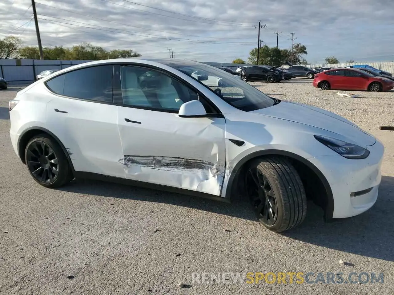 4 Photograph of a damaged car 5YJYGDEE3MF081044 TESLA MODEL Y 2021