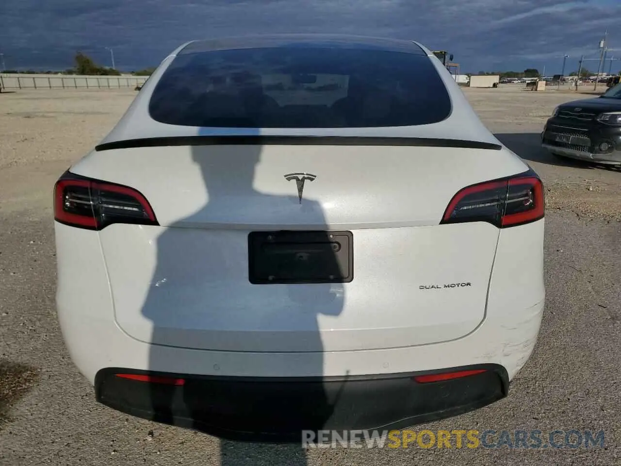 6 Photograph of a damaged car 5YJYGDEE3MF081044 TESLA MODEL Y 2021
