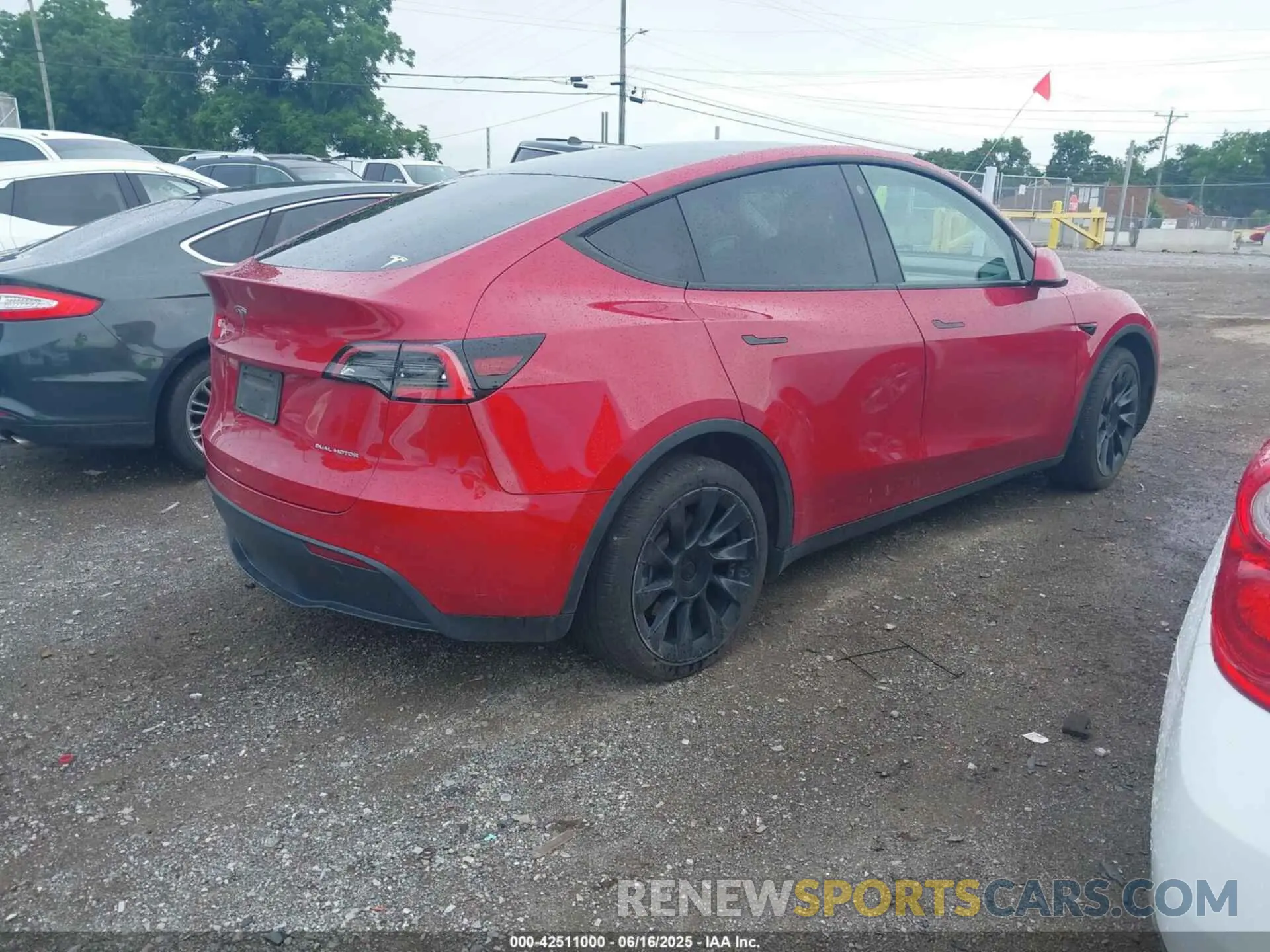4 Photograph of a damaged car 5YJYGDEE3MF092447 TESLA MODEL Y 2021