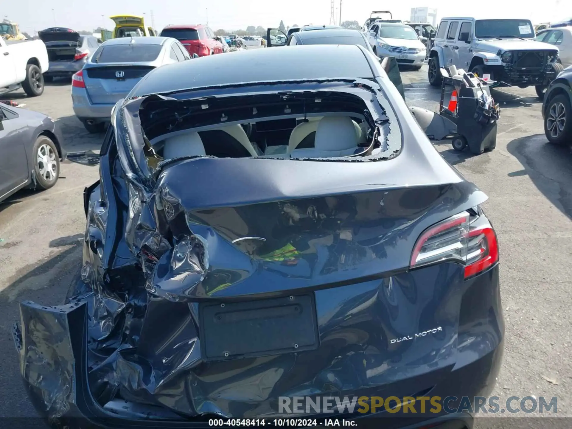 19 Photograph of a damaged car 5YJYGDEE3MF098040 TESLA MODEL Y 2021