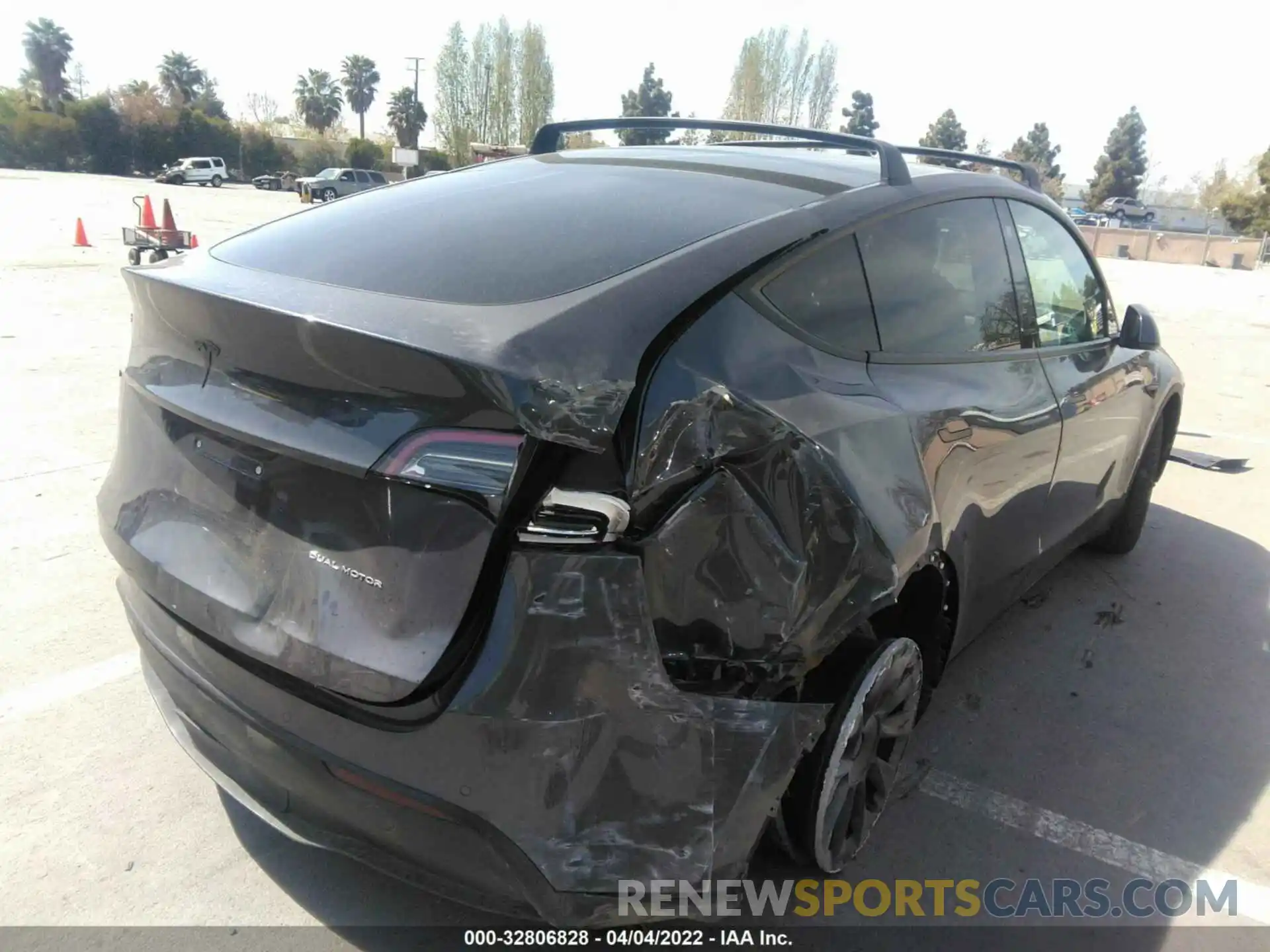 4 Photograph of a damaged car 5YJYGDEE3MF136575 TESLA MODEL Y 2021