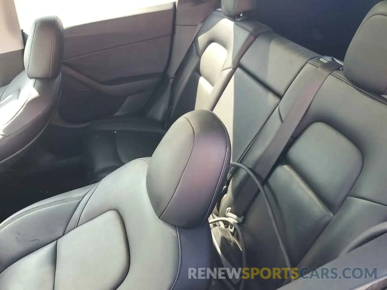 10 Photograph of a damaged car 5YJYGDEE3MF142070 TESLA MODEL Y 2021