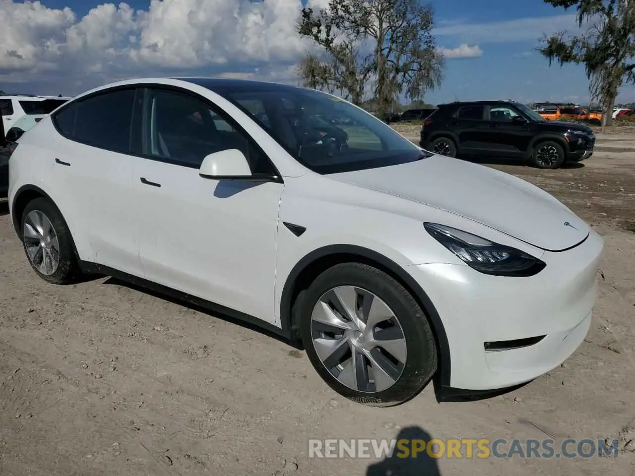 4 Photograph of a damaged car 5YJYGDEE3MF142070 TESLA MODEL Y 2021