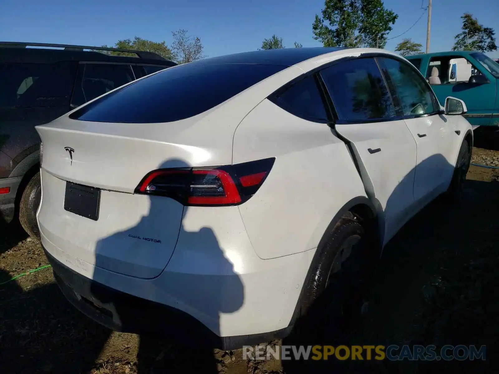 4 Photograph of a damaged car 5YJYGDEE3MF143686 TESLA MODEL Y 2021