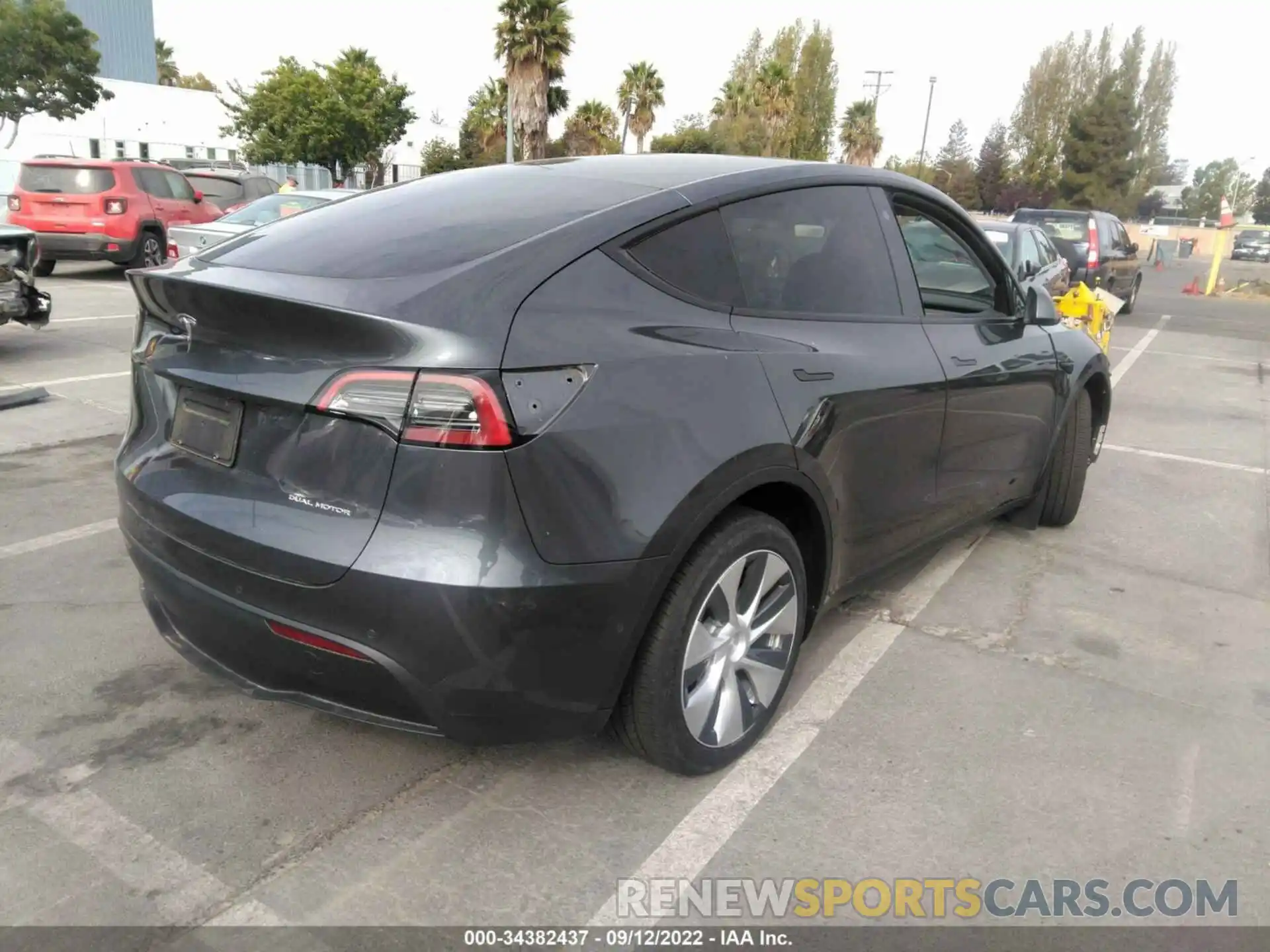 4 Photograph of a damaged car 5YJYGDEE3MF146328 TESLA MODEL Y 2021