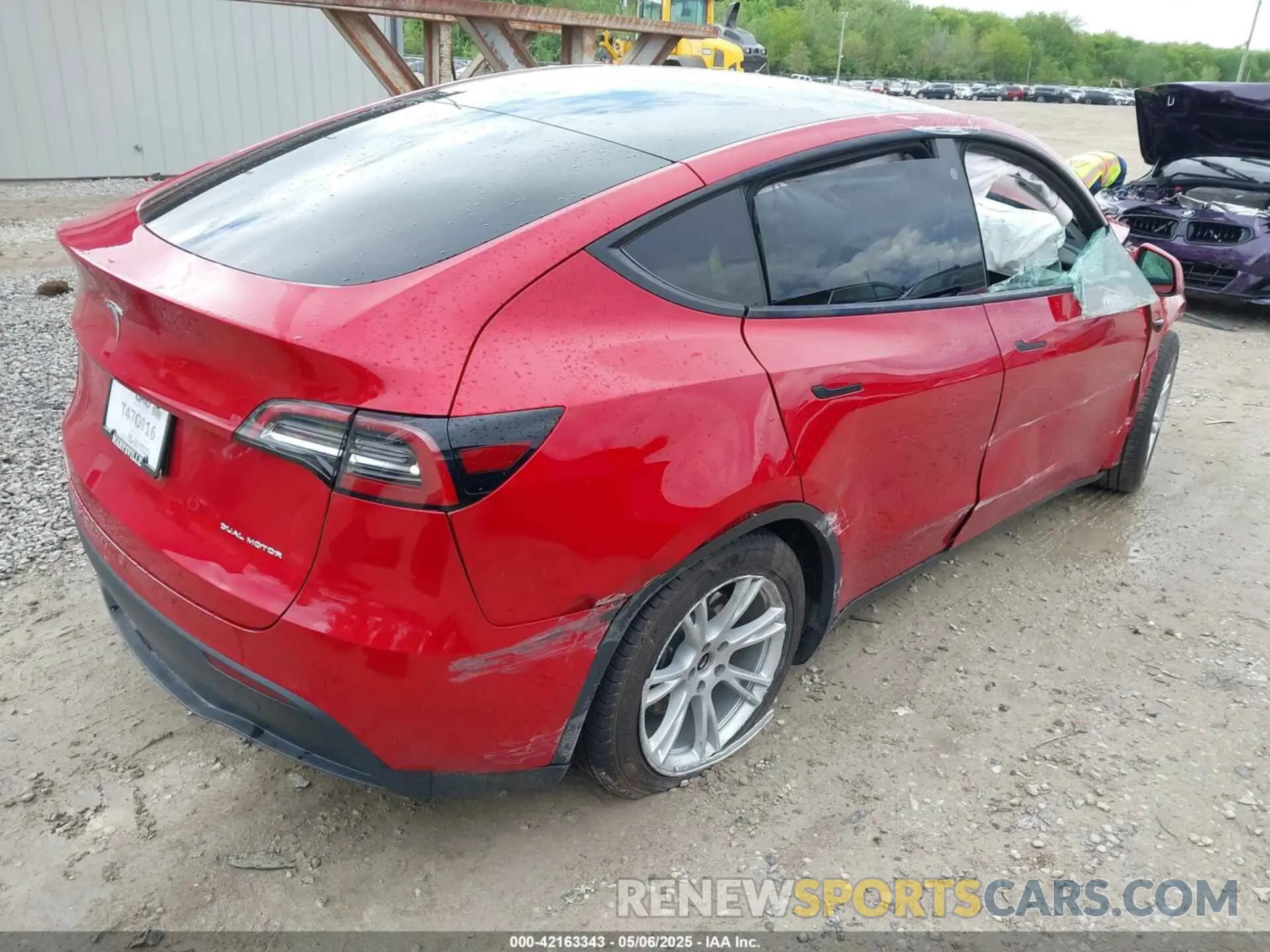 4 Photograph of a damaged car 5YJYGDEE3MF173321 TESLA MODEL Y 2021