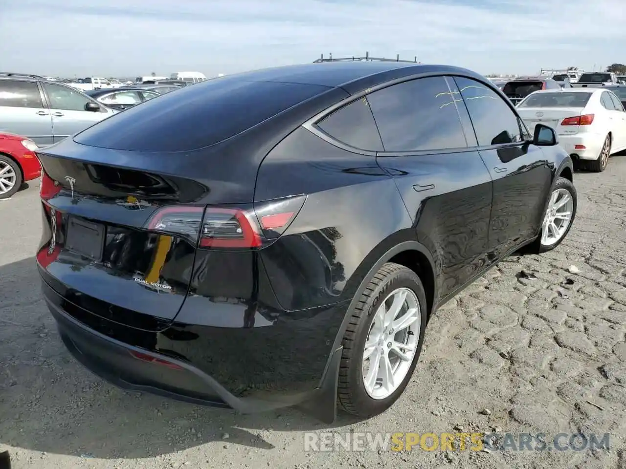 4 Photograph of a damaged car 5YJYGDEE3MF199515 TESLA MODEL Y 2021