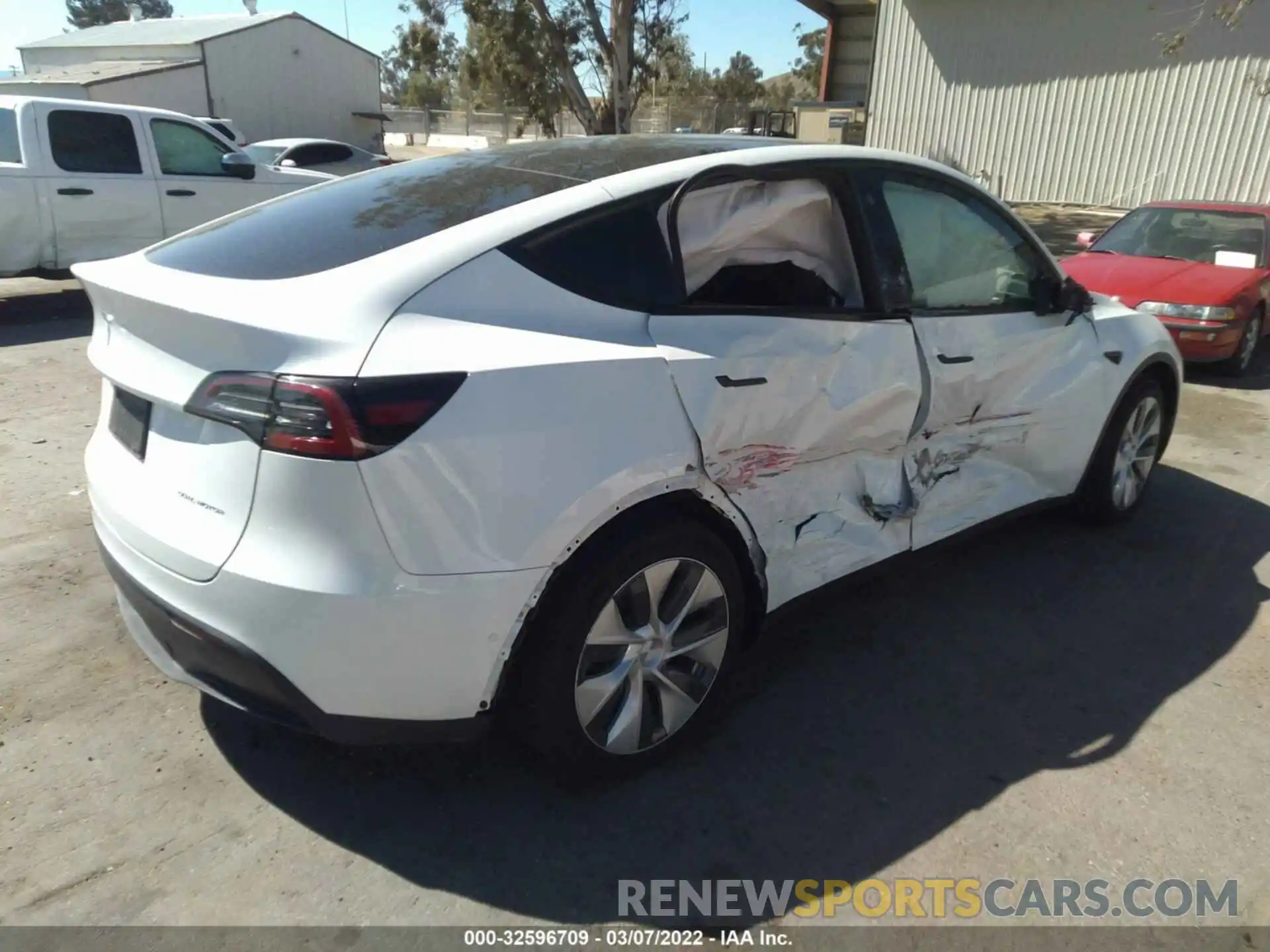 4 Photograph of a damaged car 5YJYGDEE3MF233131 TESLA MODEL Y 2021