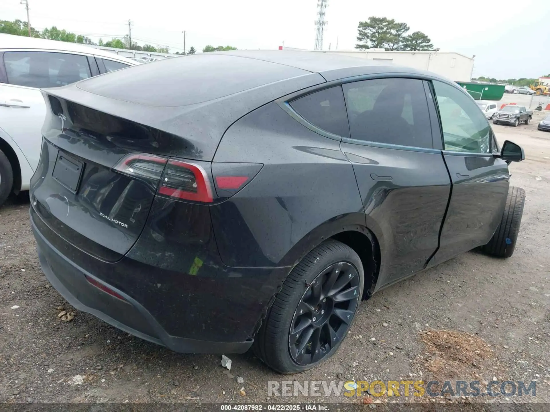 4 Photograph of a damaged car 5YJYGDEE3MF253573 TESLA MODEL Y 2021