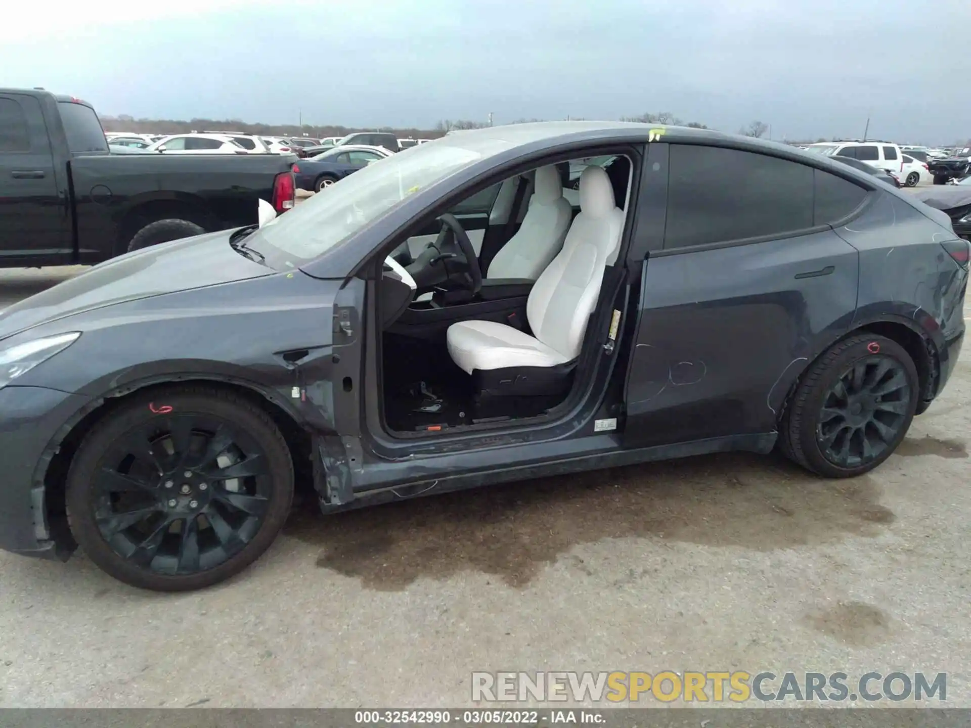 6 Photograph of a damaged car 5YJYGDEE4MF069064 TESLA MODEL Y 2021