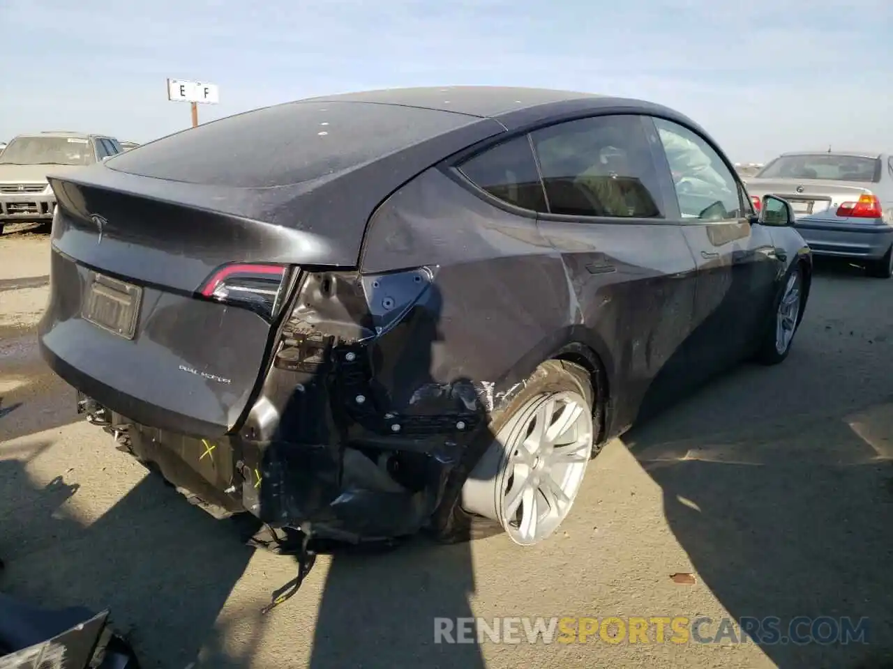 4 Photograph of a damaged car 5YJYGDEE4MF075916 TESLA MODEL Y 2021