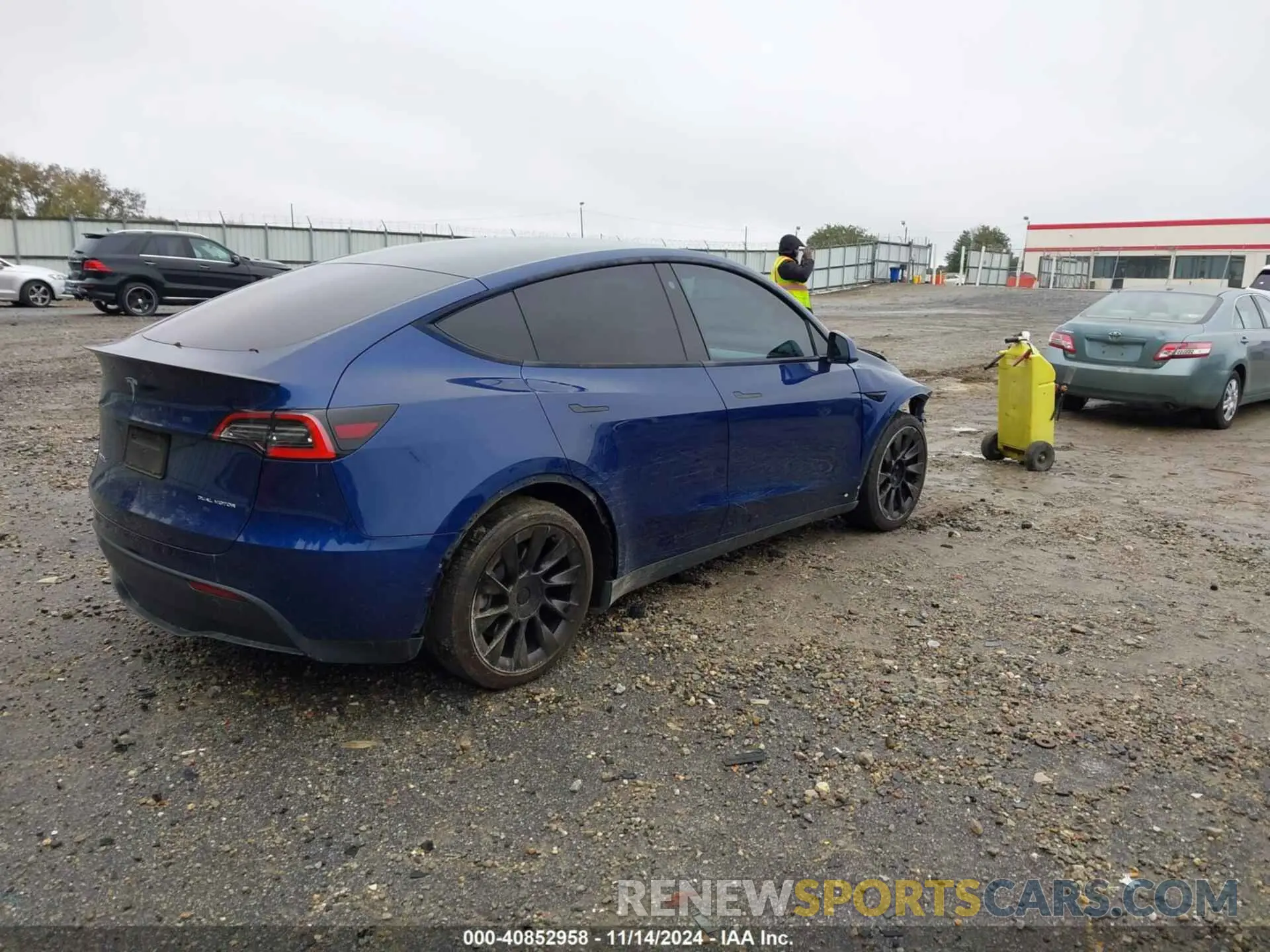 4 Photograph of a damaged car 5YJYGDEE4MF112351 TESLA MODEL Y 2021
